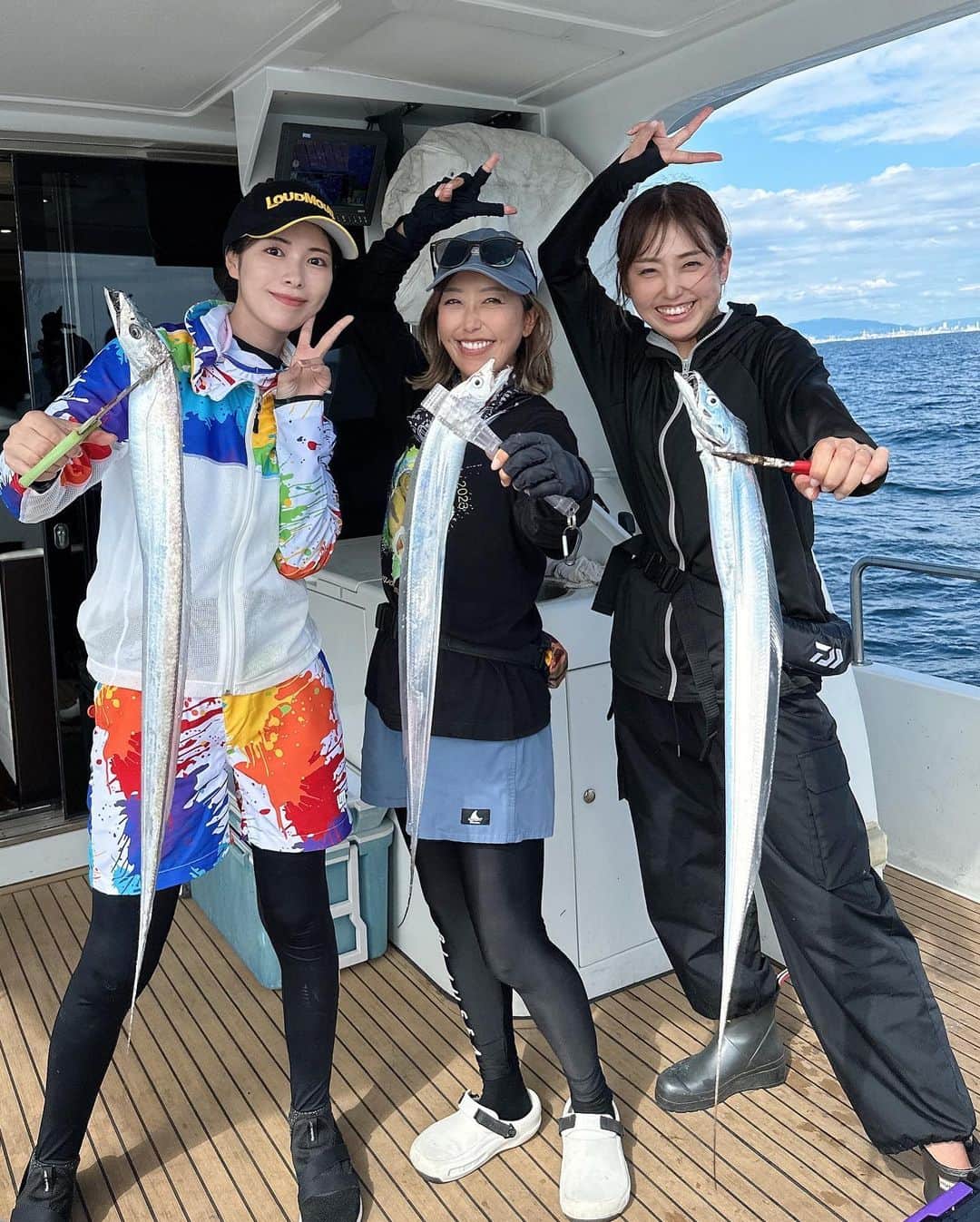 Yuika Matsuさんのインスタグラム写真 - (Yuika MatsuInstagram)「釣り🎣 　 釣りガールの @saya.aoi さんにお誘いいただき…♡ タチウオジギングに行ってきました🛥️ 　 @sayurindesu さんとも会えて嬉しかったー！ 　 　 今の時期めちゃくちゃタチウオが釣れるのか 落としてる瞬間からHITして、上げて また落として…の繰り返し🥴 　 初めてだけど、めちゃくちゃ楽しかった🩷  　 1番びっくりしたのが ズンっとした重さがいつもより感じて 重いなーーー！うわぁーーー！って叫びながら あげると２匹同時にHITしてたの✨ 　 　 そんなことあるんやーーーー！笑  　 旦那さんも一緒だったんだけど なぜかブリが釣れてました🤣w 　 家では釣れたブリに炙り太刀魚 イカ、旦那さん自家製のイクラで 海鮮丼を作って食べたよ！美味しかった🤤 　  カラフルでかわいい フィッシングウェアは @loudmouth_japan_official  @loudmouth_hommachi @loudmouth  さんのもの🧡 　 まだまだ日差しが暑いから ラッシュガードは必須☀️🕶️ 　 　 #釣果グラム   #タチウオ釣り #タチウオジギング #Jigging  #釣り #釣り女子 #釣りガール #Fishing #fishinglife #Fishinggirl #海釣り#魚好き#釣り#釣果#釣り好き#アングラーズ  #ツリジョ#フィッシングガール#釣りデビュー」9月30日 19時48分 - yuika00802