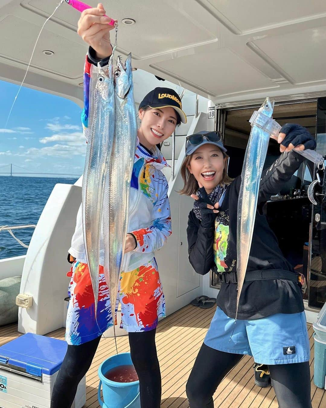 Yuika Matsuのインスタグラム：「釣り🎣 　 釣りガールの @saya.aoi さんにお誘いいただき…♡ タチウオジギングに行ってきました🛥️ 　 @sayurindesu さんとも会えて嬉しかったー！ 　 　 今の時期めちゃくちゃタチウオが釣れるのか 落としてる瞬間からHITして、上げて また落として…の繰り返し🥴 　 初めてだけど、めちゃくちゃ楽しかった🩷  　 1番びっくりしたのが ズンっとした重さがいつもより感じて 重いなーーー！うわぁーーー！って叫びながら あげると２匹同時にHITしてたの✨ 　 　 そんなことあるんやーーーー！笑  　 旦那さんも一緒だったんだけど なぜかブリが釣れてました🤣w 　 家では釣れたブリに炙り太刀魚 イカ、旦那さん自家製のイクラで 海鮮丼を作って食べたよ！美味しかった🤤 　  カラフルでかわいい フィッシングウェアは @loudmouth_japan_official  @loudmouth_hommachi @loudmouth  さんのもの🧡 　 まだまだ日差しが暑いから ラッシュガードは必須☀️🕶️ 　 　 #釣果グラム   #タチウオ釣り #タチウオジギング #Jigging  #釣り #釣り女子 #釣りガール #Fishing #fishinglife #Fishinggirl #海釣り#魚好き#釣り#釣果#釣り好き#アングラーズ  #ツリジョ#フィッシングガール#釣りデビュー」