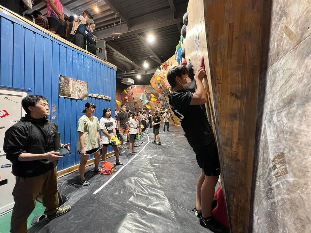 平山ユージさんのインスタグラム写真 - (平山ユージInstagram)「・ THE NORTH FACE CUP 2024 ROUND 3 @whippersnappergym  終了しました！  ウィップスでしか経験できないアットホーム且つヒートアップした雰囲気のまま、皆様のおかげで大きなトラブルなく1日を終えることができました🤝 #TNFC2020 ぶりの集合写真も久しぶりに。 初めてだった方もいつも盛り上げてくださる皆様も、全ての方にとって楽しく悔しく素敵な思い出になっていたらと思うばかりです。 参加してくれたクライマーの皆様、セッター、スタッフ、ボランティアそして観戦者の皆様ありがとうございました！ ・ 会場にいる全ての人が一体となる不思議な感覚。 これぞコンペティション。 これぞTHE NORTH FACE CUP！！！  ３週連続の予選会も終わり、次は @playmountain_okazaki ✔️ まだまだ参加受付中です。 みんなで全国盛り上げて行きましょう🔥 . Special thanks: @whippersnappergym  @thestonesession @jazzysport.morioka @yuji_hirayama_stonerider @redbulljapan  . . #routesetting#routesetters#routesettersofinstagram  #thenorthfacecup#thenorthface#tnfc2024#tnfc#climbingcompetition#boulderingcomp#climbing#bouldering#sportclimbing#indoorbouldering#boulderinggym#climbinggym#ノースフェイスカップ#クライミングジム#クライミング#ボルダリング#スポーツ大会#클라이밍#볼더링#노스페이스컵#볼더링대회#볼더링이벤트」9月30日 19時48分 - yuji_hirayama_stonerider