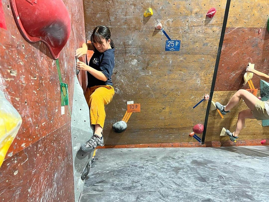 平山ユージさんのインスタグラム写真 - (平山ユージInstagram)「・ THE NORTH FACE CUP 2024 ROUND 3 @whippersnappergym  終了しました！  ウィップスでしか経験できないアットホーム且つヒートアップした雰囲気のまま、皆様のおかげで大きなトラブルなく1日を終えることができました🤝 #TNFC2020 ぶりの集合写真も久しぶりに。 初めてだった方もいつも盛り上げてくださる皆様も、全ての方にとって楽しく悔しく素敵な思い出になっていたらと思うばかりです。 参加してくれたクライマーの皆様、セッター、スタッフ、ボランティアそして観戦者の皆様ありがとうございました！ ・ 会場にいる全ての人が一体となる不思議な感覚。 これぞコンペティション。 これぞTHE NORTH FACE CUP！！！  ３週連続の予選会も終わり、次は @playmountain_okazaki ✔️ まだまだ参加受付中です。 みんなで全国盛り上げて行きましょう🔥 . Special thanks: @whippersnappergym  @thestonesession @jazzysport.morioka @yuji_hirayama_stonerider @redbulljapan  . . #routesetting#routesetters#routesettersofinstagram  #thenorthfacecup#thenorthface#tnfc2024#tnfc#climbingcompetition#boulderingcomp#climbing#bouldering#sportclimbing#indoorbouldering#boulderinggym#climbinggym#ノースフェイスカップ#クライミングジム#クライミング#ボルダリング#スポーツ大会#클라이밍#볼더링#노스페이스컵#볼더링대회#볼더링이벤트」9月30日 19時48分 - yuji_hirayama_stonerider