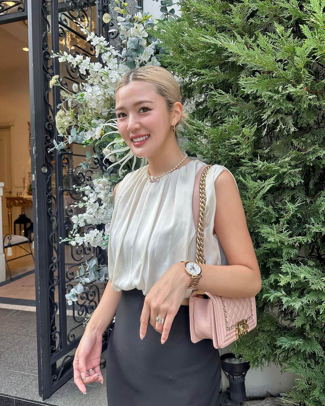 Meeのインスタグラム：「Wedding guest look🩶🩶  幸せなことに結婚式がたくさんあって、でもボブなのでヘアバリはひとつ😇 自分不器用なもので😇てへへ  お気に入りワンピで花嫁を拝みにいったよ〜☺️🙏🏼🩷  #結婚式コーデ #結婚式お呼ばれ #結婚式ヘアアレンジ」