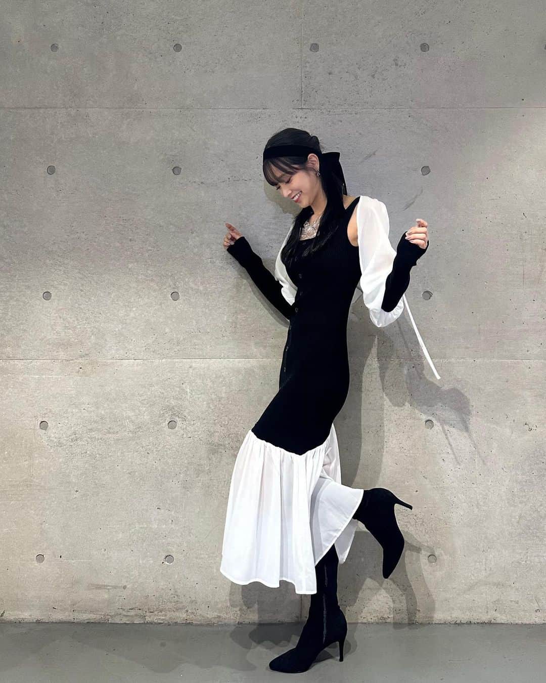 佐々木久美さんのインスタグラム写真 - (佐々木久美Instagram)「GirlsAward 2023 AUTUMN/WINTER @rienda_official さんのステージ🐈‍⬛  ピタッとしたタイトな生地にフリルがフワフワついていてとっても可愛いワンピースでした♡ありがとうございました。  #kumigram」9月30日 19時58分 - kumisasaki_