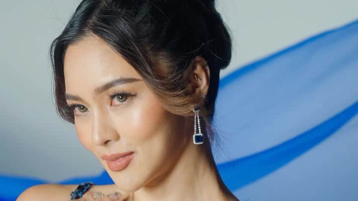 Kim Chiuのインスタグラム：「Let the BALL BEGIN!✨✨✨❤️💙💚 #abscbnballredcarpet2023 #abscbnball2023 #forevergrateful   ——- Gown @francislibiran8  Photo @gp10  Creative Director @merlitopabatao  Styling @adrianneconcept Makeup @jakegalvez Hair @iammjrone Nails @minmeluxurynails @mimsqiu  Style Assoc @miss.vince_ Set Design @justine_arcegabumanlag Video @ayseyas  Moral support/producer @kamchiu」