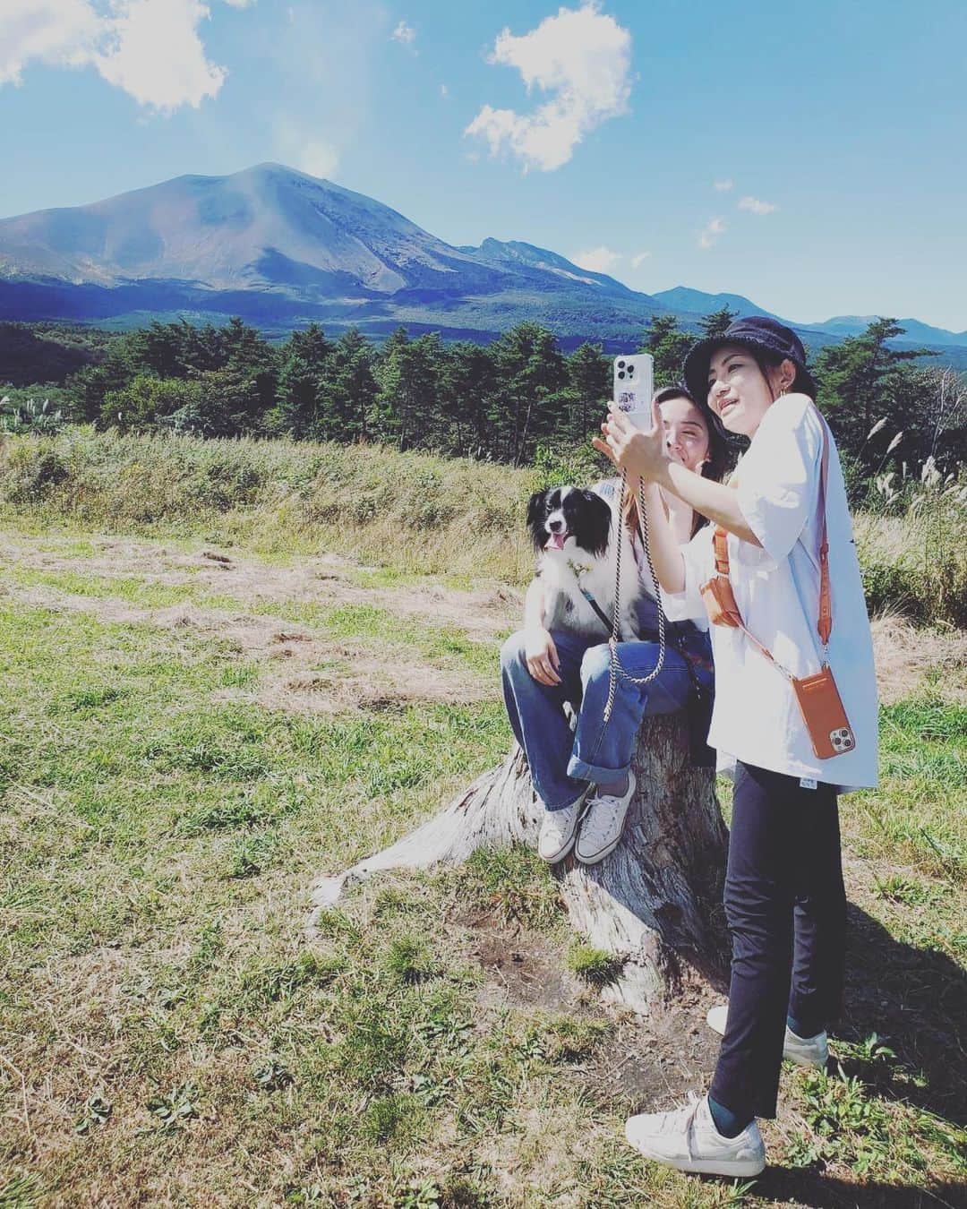 宮本美季さんのインスタグラム写真 - (宮本美季Instagram)「スイッチを切る事は大切。次へと進むための活力を得て、さあ、勝負の10月へ突入じゃ。　一緒に癒されてくれたえみこさん。 ゆるっと時間も共にいられるって素敵。 また行こうね。  #アーシング #自然チカラ #愛犬が可愛すぎる #軽井沢 #草津 #白根山」9月30日 19時54分 - mikivoice
