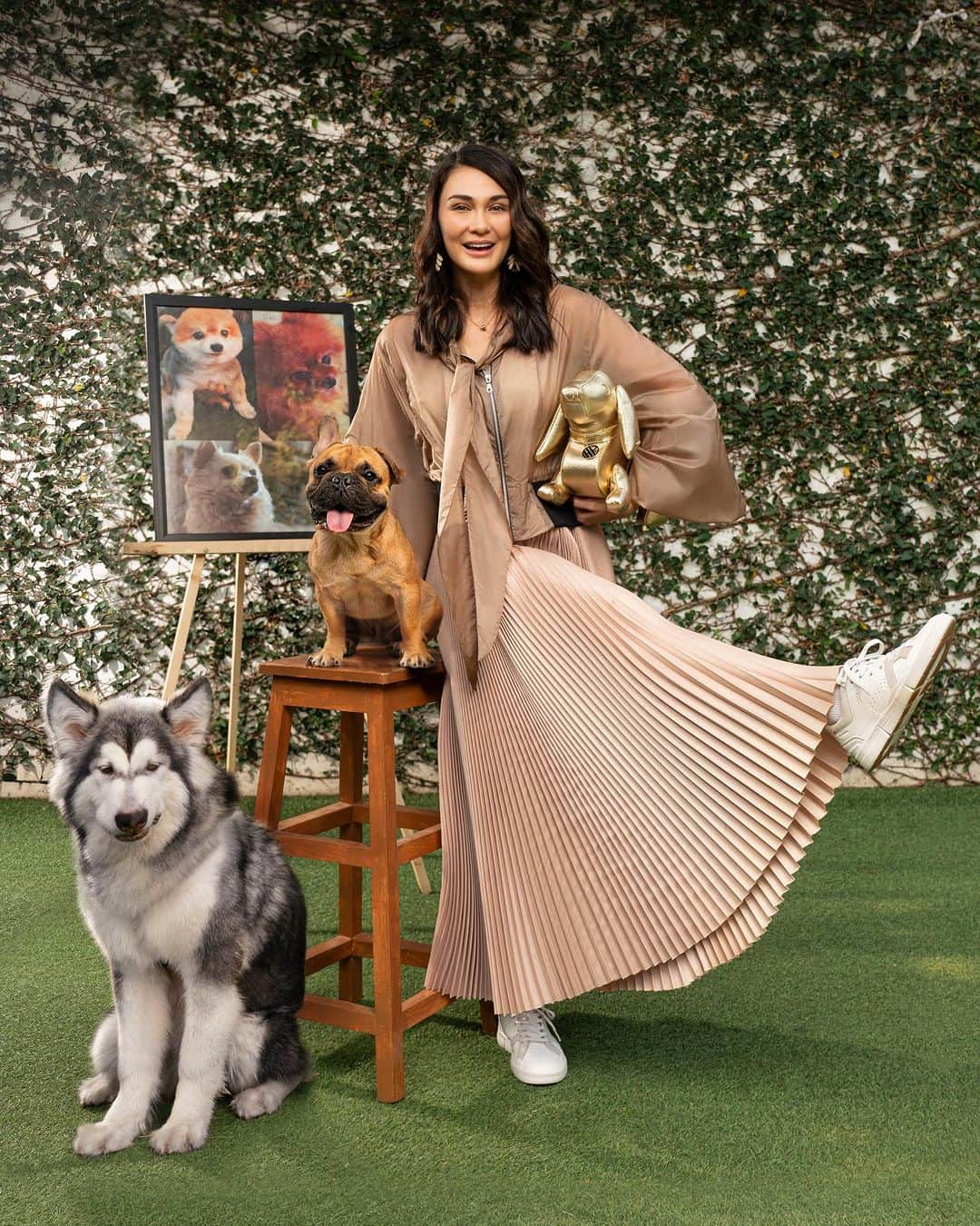 ルナ・マヤのインスタグラム：「Happiness is a warm puppy 🐶💘  Luna Maya with Dumbo, and (Bragi from @pejatenshelter) honoring the late DDD Icon “Oma" (2019), "Bugi" (2008 - 2020), "Pito" (2008 - 2021) from Brioche family  "Always in Our Hearts: Celebrating the Life of Our Fur Family & Honoring Dog Does Disco Icons that Are No Longer With Us." Dog Does Disco Charity Photo Exhibition 2023.   Starting from September 29th at Main Atrium, Central Park Mall at the biggest dog event in Jakarta, Dog Does Disco: September 29th - October 1st, 2023 at Tribeca Park, Central Park Mall  Photographer: Agus Santoso Yang @pettophoto Asst photographer: Michael @Michaeldemus Make Up & Hair Do: @archangelachelsea @oca_ps  Fashion Stylist: Hagai Pakan @hagaipakan Styling Team: Ivonne Latumahina @ivonne.latumahina Location: @rumadining Support Bag & Toys: @hushpuppiesid Dogs: @dogsministry @mariastrayhome @pejatenshelter and Dog Does Disco's darlings  -- #dogdoesdisco2023 #AlwaysInOurHearts #centralparkmall #alkimiaproduction #kumpuldiruma #dogoesdiscofestiveart #dddsupportdogadoption @dogdoesdiscoid @centralparkmall」