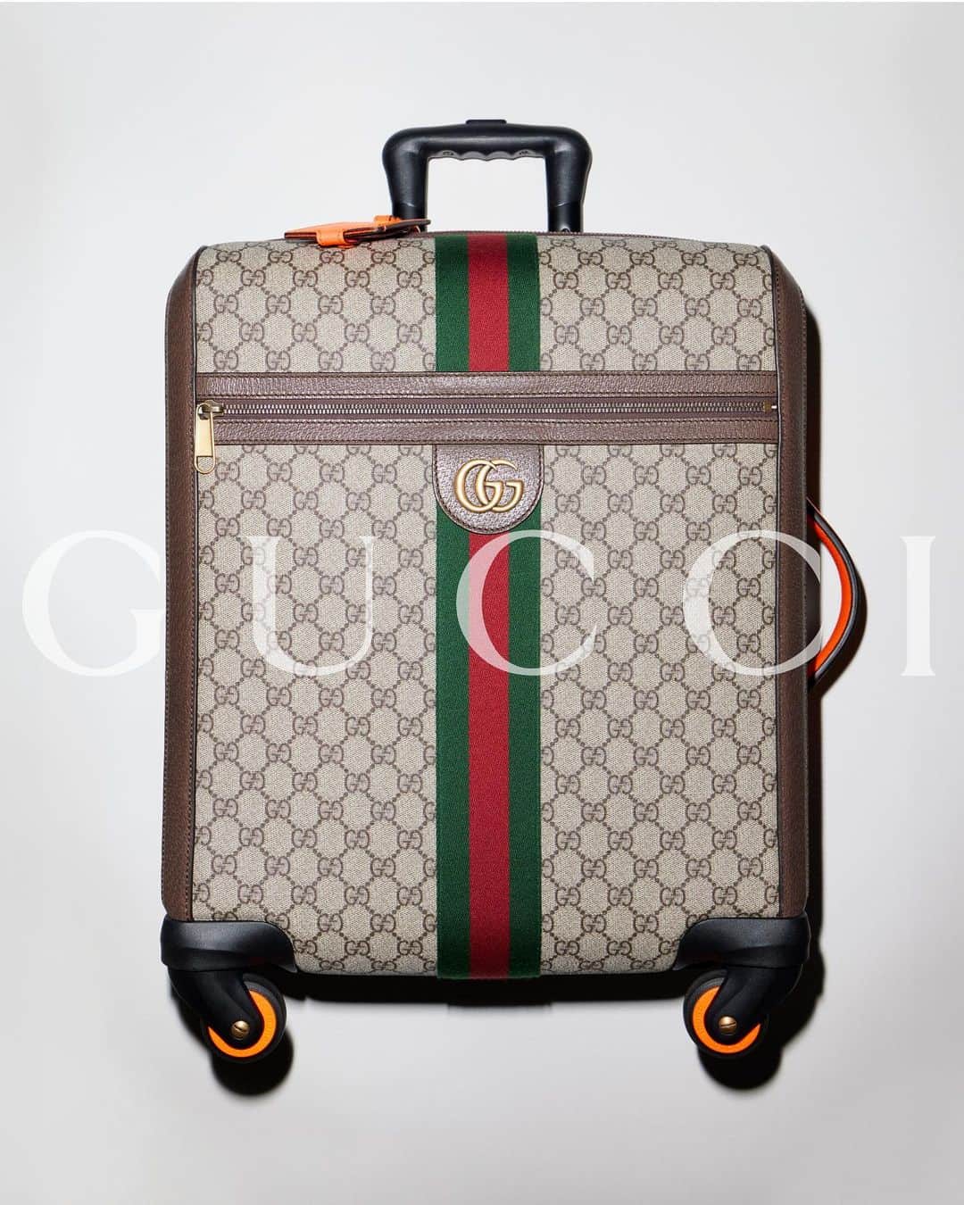 グッチのインスタグラム：「Objects that encapsulate discovery.  A Gucci Savoy trolley from the Gucci Valigeria collection reiterates the House’s origins in travel.  #GucciValigeria」