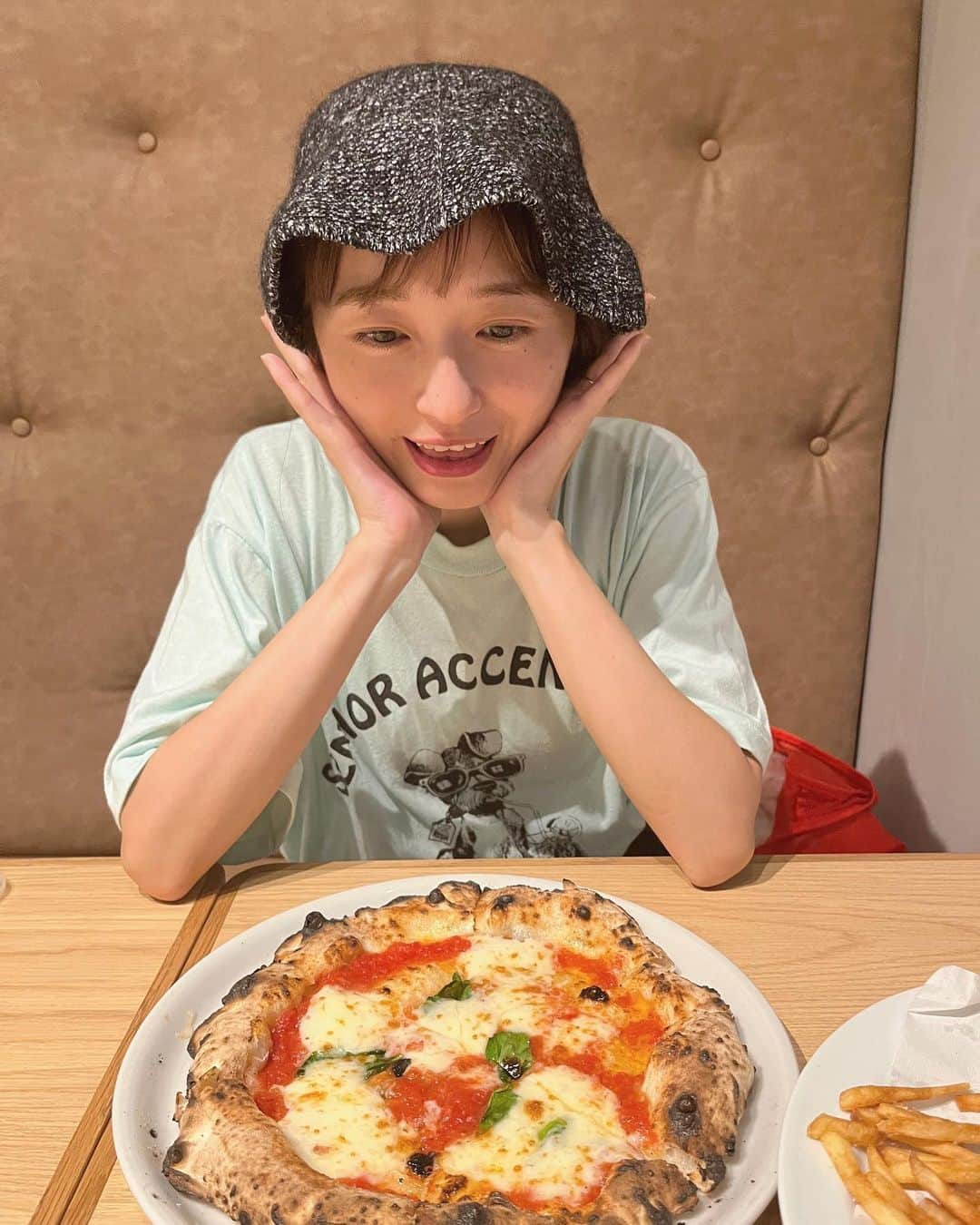 江本るり恵のインスタグラム：「娘につられて4時間くらい昼寝して夜はピザ🍕 最近たきもすみも6時半に起きるから私も眠い😪」