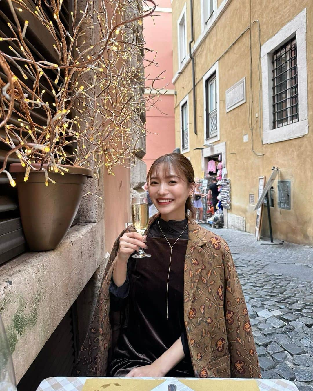 YUKIKOのインスタグラム：「. イタリアでイタリアンランチ🇮🇹 スパークリングで乾杯🥂✨  この日のアイテムたちお気に入り🤍 アクセも初おろししたの🫶🏻✨ @cene_316l 金アレ対応だから嬉しいし、デザインもシンプルで使いやすい👏🏻🤎  #cene #セネ #ピアス #金属アレルギー対応 #pr #イタリア #イタリア旅行 #ローマ #italia #roma」