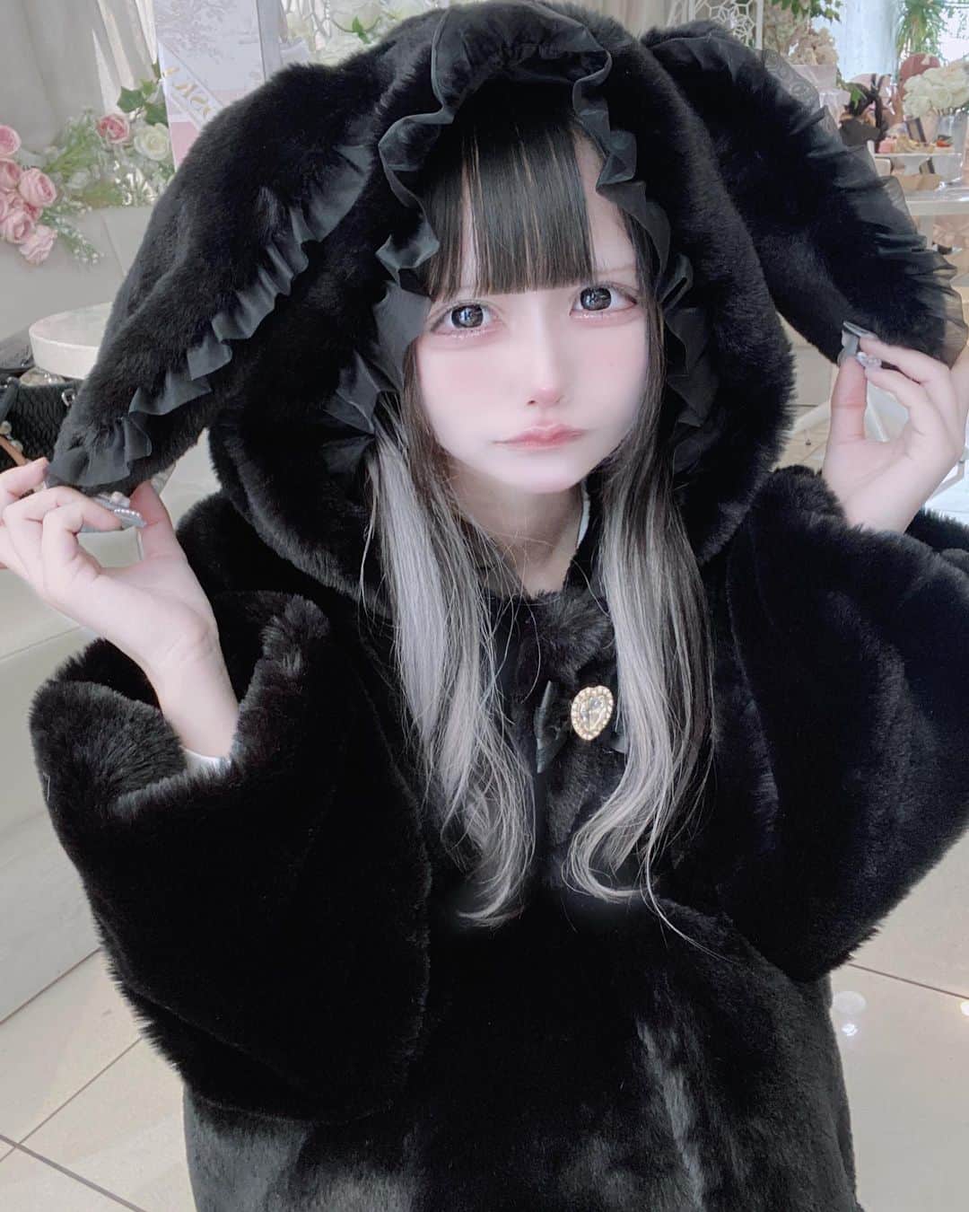 のインスタグラム：「՞_ ̫ _ ̥՞.｡♡ ・ ・ @fi_ne_group さんでエクステ付け替えてもらいました！白インナー復活かわいいദി ᷇ᵕ ᷆ )♡」
