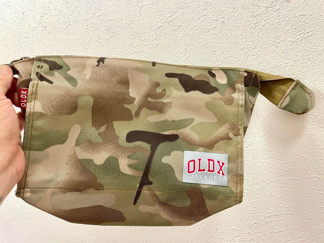 masasucksのインスタグラム：「同い年の @endflyer 君がやってるOLDXのarmy porch を買った‼️ コーデュラ素材みたいなやつでとても良い💪🏻  #oldx #greedtokyo  #armyporch #ユーティリティポーチ #まさかのセール中 #次は黒買う #サバゲーにもよし #化粧入れてもよし #イヤモニセットを入れるもよし #オレはマサ茶んハイの納品の時にも使いやすい照 #これだけ小脇に挟んでるとなぜだかガラが悪い🤣 #これはCAMO #blackもあるよ #インスタ投稿に写真UPする時よくサイズが合わない #リサイズに飽きたw」
