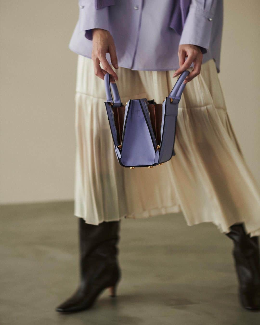 ロペさんのインスタグラム写真 - (ロペInstagram)「【ÉPOR BASIC COLLECTION 2023AW】 ⁡ 働く女性の通勤バッグを提案する 「ÉPOR(ロペ エポール)」。 第一印象を、ととのった女性に。 デザイン性と多機能で叶えるエレガントな 通勤バッグを豊富に揃えます。 ⁡ J'aDoRe JUN ONLINEでご購入いただけます。 ⁡ ⁡ ⁡ #fashion #Ybag #Wbag #Ree #CONFORT #PacSac #通勤バッグ #ÉPOR #ロペエポール  #美しさととのう  #ととのう #ロペ #ROPÉ #ropejp」9月30日 20時07分 - rope_jp