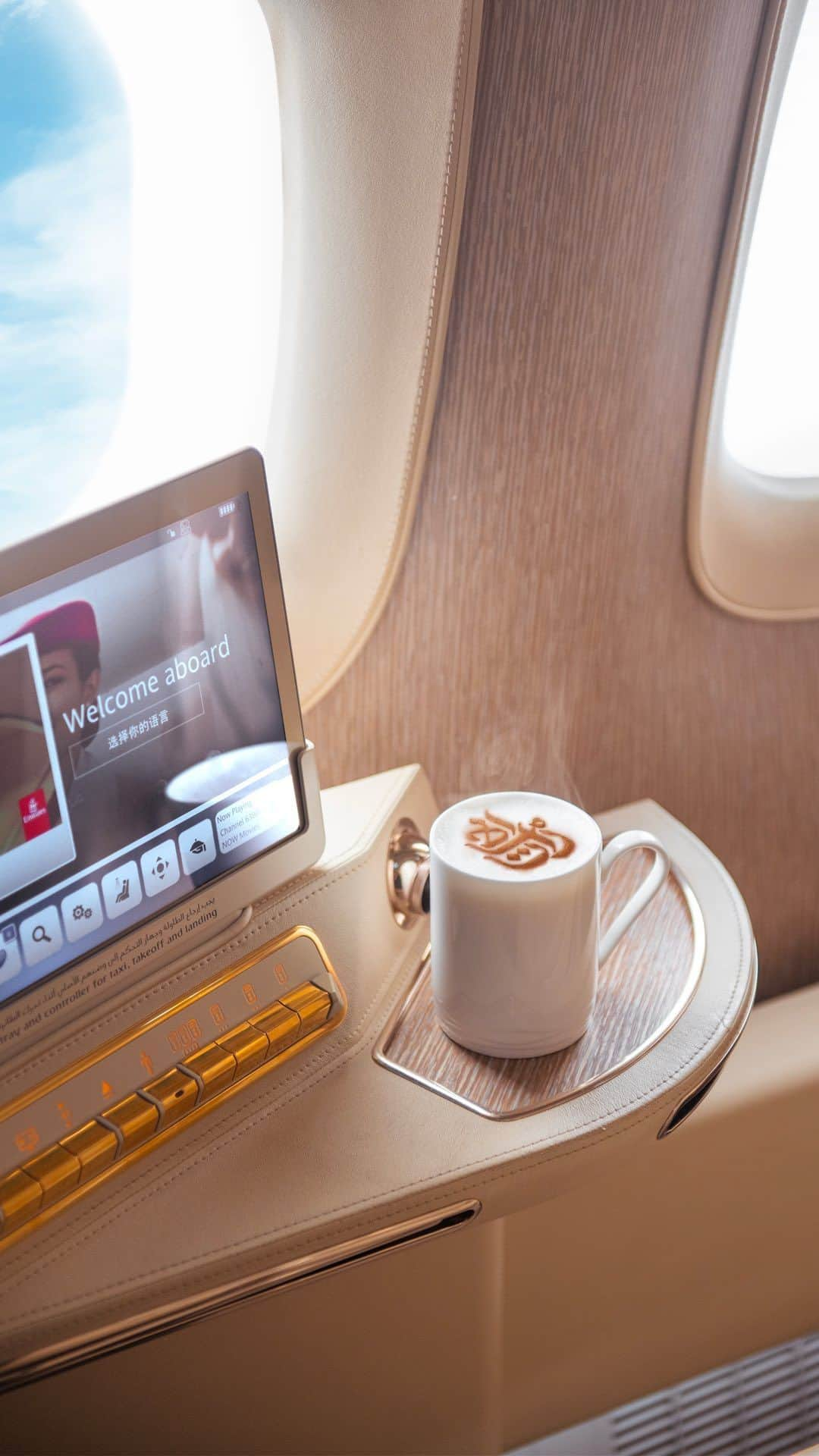 エミレーツ航空のインスタグラム：「Brew with a view. ☕️   Happy International Coffee Day.  #Emirates #FlyBetter #InternationalCoffeeDay」