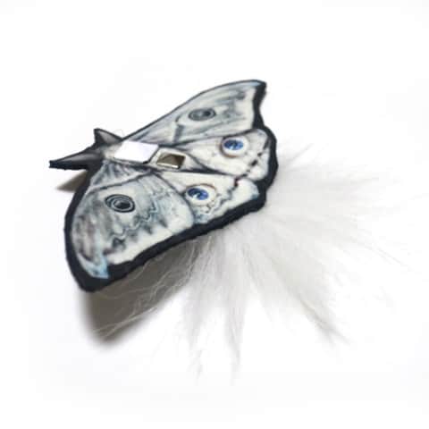 ヴィレッジヴァンガードオンラインストアさんのインスタグラム写真 - (ヴィレッジヴァンガードオンラインストアInstagram)「.💭  #レザーブローチ【#moth】  人気の蛾デザインから、レザーブローチが登場。  青い目玉が印象的なFBCオリジナルデザインの蛾。  おしりにモケモケのファーが付いて可愛さアップです♡  裏面はFBCのラクガキ。 お洋服や帽子、バッグに付けて 秋のおしゃれのアクセントに。  #蛾 #ブローチ #秋 #秋ファッション  #秋アイテム #ワンポイント  #インテリア #かわいい雑貨 #おもしろ雑貨 #雑貨 #ヴィレヴァン雑貨 #ヴィレヴァン #ヴィレヴァンオンライン #ヴィレッジヴァンガード」9月30日 20時00分 - village_vanguard