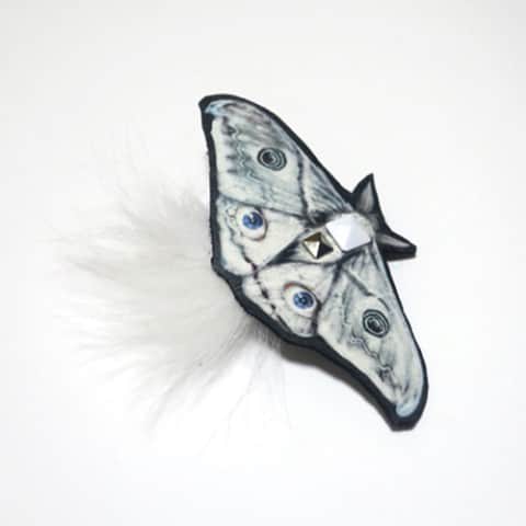 ヴィレッジヴァンガードオンラインストアさんのインスタグラム写真 - (ヴィレッジヴァンガードオンラインストアInstagram)「.💭  #レザーブローチ【#moth】  人気の蛾デザインから、レザーブローチが登場。  青い目玉が印象的なFBCオリジナルデザインの蛾。  おしりにモケモケのファーが付いて可愛さアップです♡  裏面はFBCのラクガキ。 お洋服や帽子、バッグに付けて 秋のおしゃれのアクセントに。  #蛾 #ブローチ #秋 #秋ファッション  #秋アイテム #ワンポイント  #インテリア #かわいい雑貨 #おもしろ雑貨 #雑貨 #ヴィレヴァン雑貨 #ヴィレヴァン #ヴィレヴァンオンライン #ヴィレッジヴァンガード」9月30日 20時00分 - village_vanguard