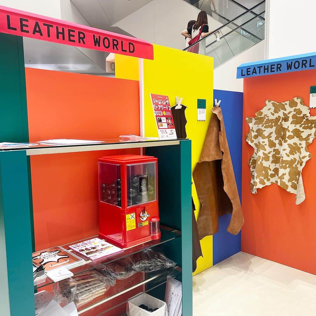 柴本愛沙さんのインスタグラム写真 - (柴本愛沙Instagram)「❤︎ 「LEATHER WORLD 2023 」に行ってきました。 一年に一度開催される、レザーの魅力に 多面的に触れることができる体験型イベント。 毎年行ってます。皆勤賞🏅  特に、自分だけのレザーアイテムを作る ワークショップが楽しいんだなぁ🫧 渋谷スクランブルスクエア7階でやってるよ♪ 2階ではレザーの専門サイト 「teema(テーーマ)」の 初のPOP UPも開催中なのでこちらも要チェックです。 イベント、POP UPは明日10 月1日まで開催中✨ お近くの方はぜひ遊びに行ってみてください☺︎ -------------------------------- LEATHER WORLD 2023 日時 : 9月30日(土曜日)-10月1日(日曜日) 場所 : 渋谷スクランブルスクエア 7F 時間 : 10:00 ‒ 21:00 (ワークショップ 20:00まで) -------------------------------- #PR #leatherworld2023 #leatherworld  #japanleather #テーーマ #レザーワールド #レザーワールド2023 #日本の革 #皮製品 #革製品 #いいレザーの日 #ワークショップイベント #japanleatherguide #レザーケア #革のある暮らし #レザー小物 #サスティナブルライフ #SDGs #渋谷スクランブルスクエア」9月30日 20時00分 - aisa_shibamoto
