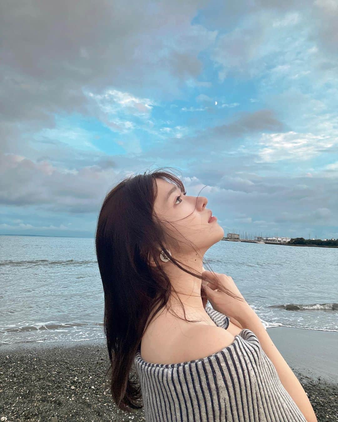 渚志帆のインスタグラム：「9月終わり。 日の暮れが早くなってちょっぴり寂しさもあり。  でも夏の終わりが寂しいと思えるのは、 生きていて楽しいと思えてる証拠なのかなぁと。  数年前は色々な出来事があり、夏の終わりが寂しいだなんて思う余裕なんてなく、季節の移り変わりなんてどうでも良かった。 その頃と比べてみると、今はとても幸せなんだなぁと感じます。  そう感じることができるのは幸せなことなんだね。  寒いのは大の大の大の苦手で冬眠したいくらいありますが、 今年も笑顔で過ごせたことに感謝して、 めいいっぱい秋を楽しみます！！！  9月も有難う‪‪❤︎‬」