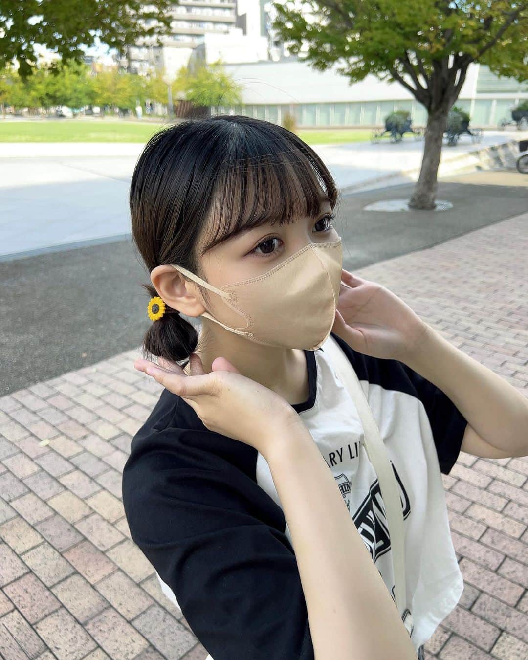 みさねのインスタグラム：「夏の終わりに百均で一目惚れしたひまわり🌻 ㅤ この髪型勝手にさざえさんって呼んでるけど呼び名あるの？🥺  コーデは昨日投稿した全身SHEIN🤍ジャージも🫶  20%オフクーポンコード【sameee】めちゃくちゃお得なのでぜひ使ってくださいな🫤❣️  ㅤ #shein購入品 #shein #プチプラコーデ #ハーフツインお団子 #って聞いたんだけどほんと？ #ボブアレンジ #ストリートファッション #ボーイッシュコーデ #カジュアルコーデ #古着コーデ #y2k #デニムコーデ #秋コーデ #tシャツコーデ」