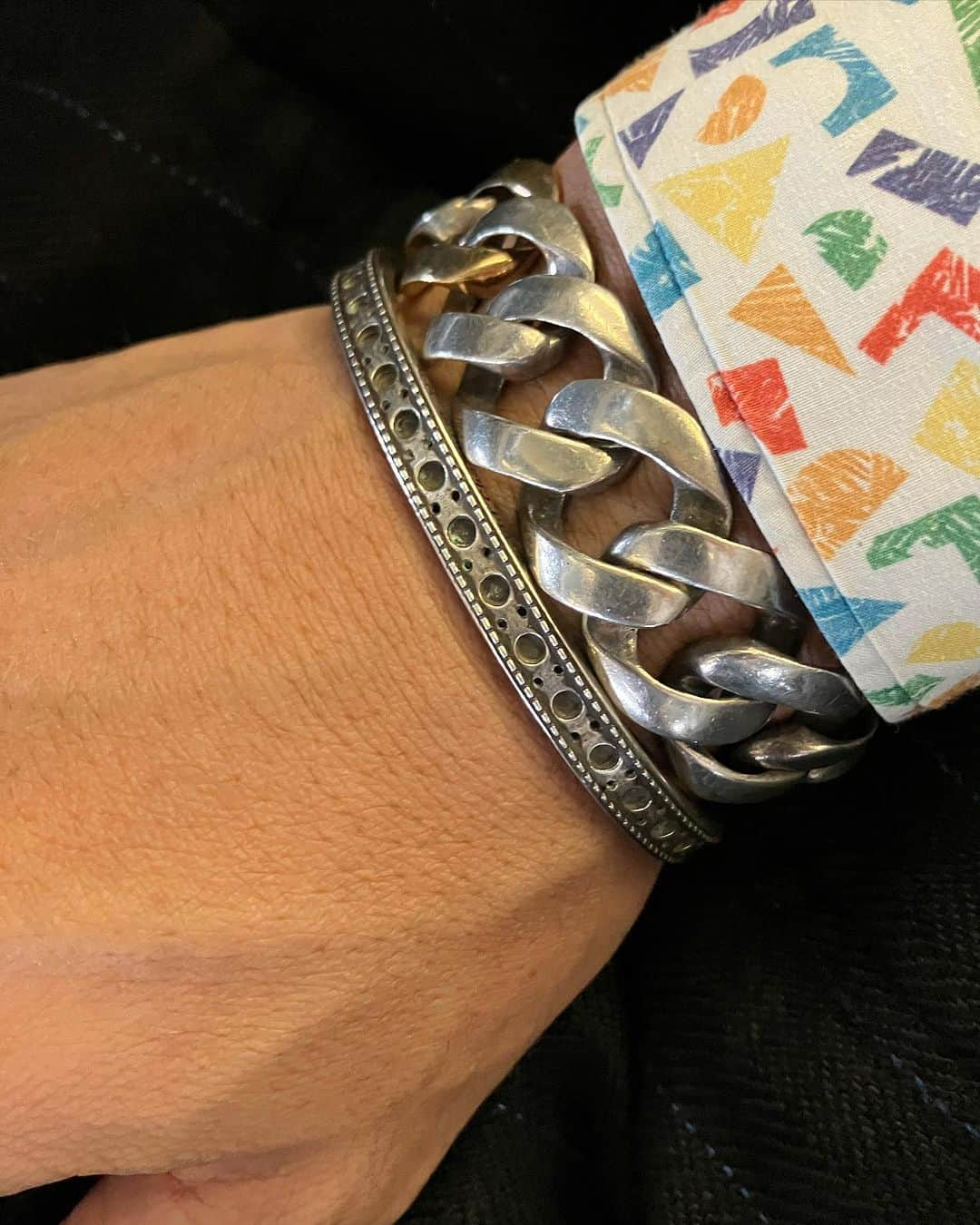 Yuya Hasegawaさんのインスタグラム写真 - (Yuya HasegawaInstagram)「@brift.h_sapporo  @buff_otani   ”brogue bangle" 見た目より肉厚で重厚感が半端ないブローグバングル。燻して研磨して身に付けてます。林田さんの靴愛がシルバーアクセになった傑作です。Brift H Sapporoのオンラインでも買えるみたいなので是非！  https://shop.brifth-sapporo.com/?pid=172842165  #brifthsapporo #brifth #buff #shoeshine」9月30日 20時01分 - yuya.hasegawa.brift.h