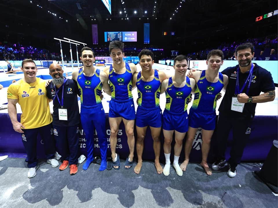 アルトゥール・オヤカワ・マリアノのインスタグラム：「Alguns cliques DELES! 📸🤸🏻✨  Porque hoje foi dia de competição pra nossa Seleção Brasileira de Ginástica Artística Masculina! Nosso time chegou chegando nas classificatórias do Campeonato Mundial da Antuérpia 🇧🇪 na tarde desse sábado! Passaram firme! 💪🏼  E agora é esperar! Afinal, as classificatórias da GAM terminam só nesse domingo! E aí, então, saberemos os resultados!  Por ora é muita energia positiva e torcida máxima! BORA! 💚💙💛  📷 Ricardo Bufolin/CBG  #LoteriasCAIXA @loteriascaixaoficial #PreventSenior #Estacio @preventsenior @newonoficial #antwerp2023  #getmovedbymotion #CBGnaAntuerpia2023」