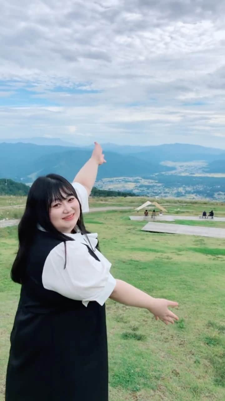 えみっくすのインスタグラム：「タベルノスキー着て白馬村で踊ったദ്ദി ˃ ᵕ ˂ )  H155/W105/B125/W105/H115   @taberunosky @xxangelsizexx フリルタイロング丈半袖ワンピース 4L ブラック  👗 .｡ _________________________ ｡. 👗   　 わえみっくすの日々のコーディネートを ︎︎ 　　　▶️ #えみっくすコーデ ◀️  　　　でまとめています⸜(*⃙⃘'ᵕ'*⃙⃘)⸝⋆*   　コーデを参考にしてくれたらぜひ  　ハッシュタグをつけて投稿してね📷✨  👗 .｡ _________________________ ｡. 👗   #たべすきasa  #タベルノスキー  #taberunosky  #エンジェルサイズ  #angelsize  #ぽっちゃりコーデ  #ぽっちゃり  #ぽっちゃり女子  #ぽっちゃりファッション  #ぽっちゃりさんと繋がりたい  #ぽっちゃり大人女子  #ぽっちゃりモデル  #ぽっちゃり女子と繋がりたい  #プラスサイズ #プラスサイズコーデ  #プラスサイズファッション  #plussize  #plussizefashion  #curvy  #curvygirl  #curvyfashion  #ミスiD2022  #白馬村  #白馬岩岳マウンテンリゾート  #白馬岩岳  #旅行  #長野観光  #踊ってみた  #みけぽ」