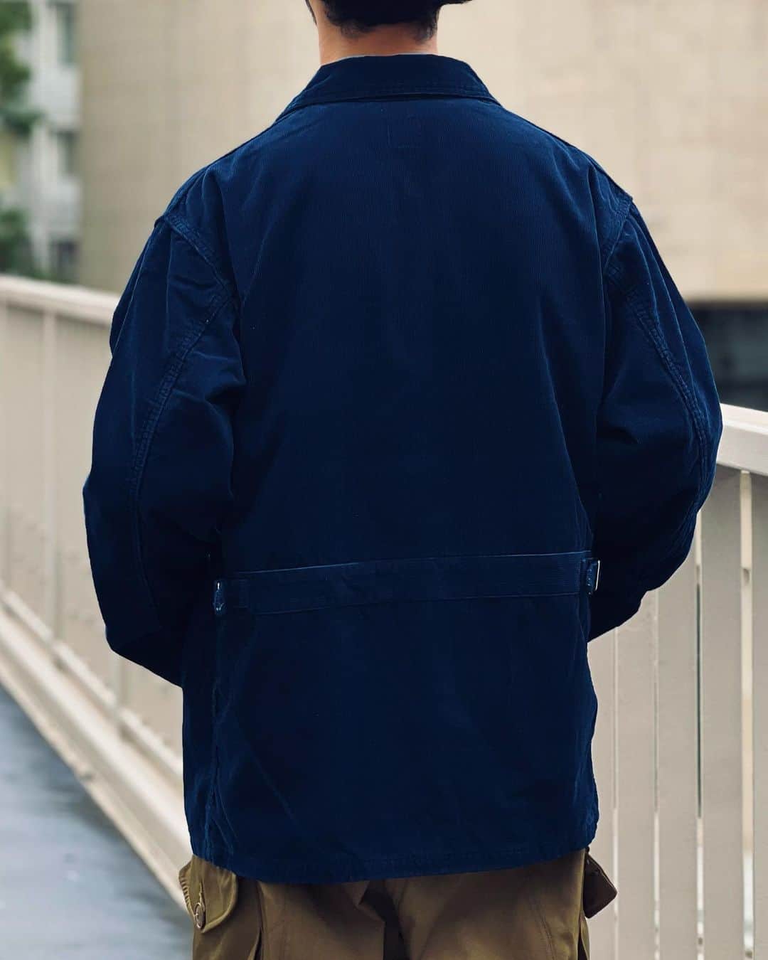 BEAMS+さんのインスタグラム写真 - (BEAMS+Instagram)「... POST O'ALLS × BEAMS PLUS "CHICAGO JACKET"  The "CHICAGO JACKET", a special order with POST O'ALLS, is launched today. This season, the jacket is made of fine-grained corduroy. It is available in two colors, indigo blue and charcoal gray. The polyester taffeta lining is windproof.  ------------------------------ .  POST O’ALLS との別注、" CHICAGO JACKET " が本日からローンチ。細畝のコーデュロイで今シーズンはリリース。インディゴブルーカラーとチャコールグレーの2色展開です。裏地のポリエステルタフタ素材は防風性のある仕様。  @postoalls @beams_official @beams_plus @beams_plus_harajuku #postoalls #beams #beamsplus  #beamsplusharajuku  #indigo  #chicagojacket」9月30日 20時03分 - beams_plus_harajuku