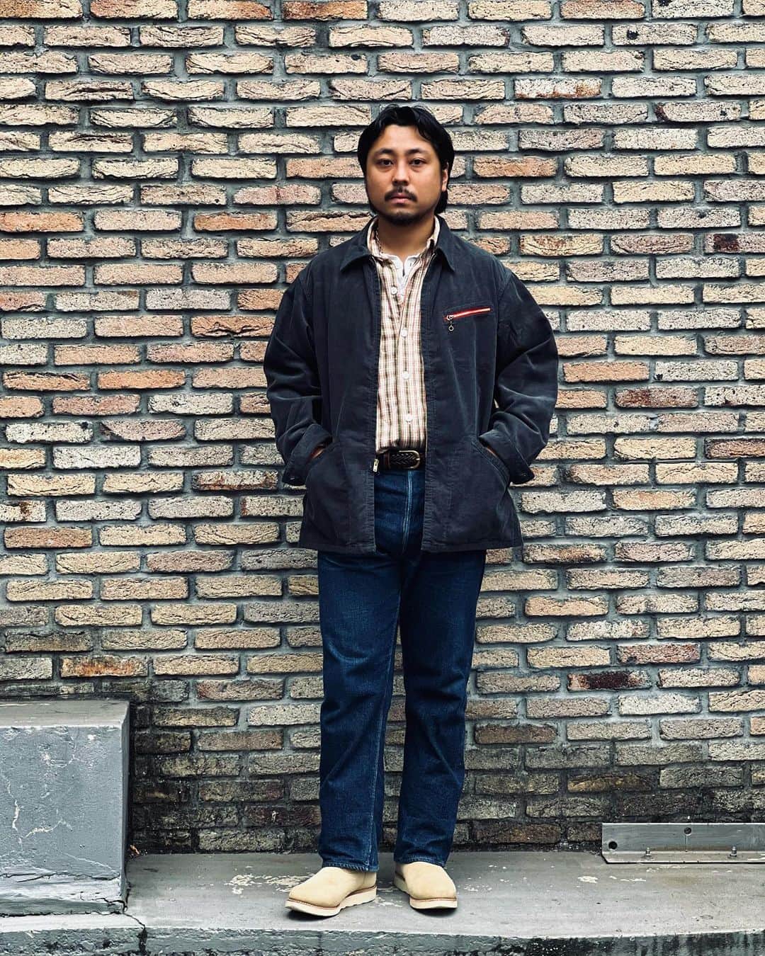 BEAMS+さんのインスタグラム写真 - (BEAMS+Instagram)「... POST O'ALLS × BEAMS PLUS "CHICAGO JACKET"  The "CHICAGO JACKET", a special order with POST O'ALLS, is launched today. This season, the jacket is made of fine-grained corduroy. It is available in two colors, indigo blue and charcoal gray. The polyester taffeta lining is windproof.  ------------------------------ .  POST O’ALLS との別注、" CHICAGO JACKET " が本日からローンチ。細畝のコーデュロイで今シーズンはリリース。インディゴブルーカラーとチャコールグレーの2色展開です。裏地のポリエステルタフタ素材は防風性のある仕様。  @postoalls @beams_official @beams_plus @beams_plus_harajuku #postoalls #beams #beamsplus  #beamsplusharajuku  #indigo  #chicagojacket」9月30日 20時03分 - beams_plus_harajuku