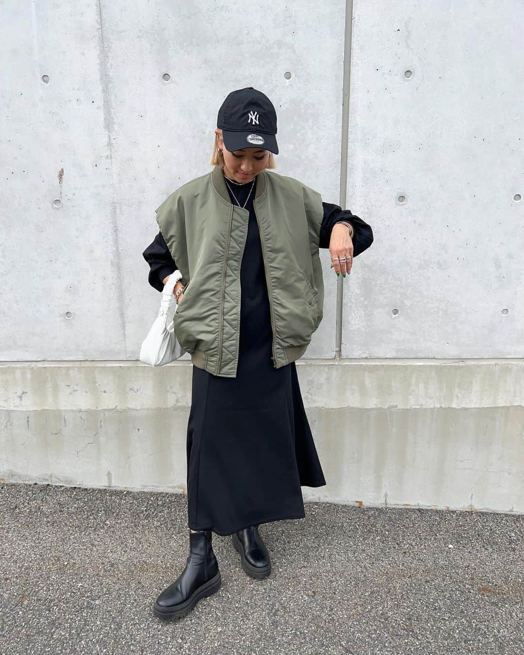 annaのインスタグラム：「.  Aラインのシルエット綺麗なワンピ🖤 2wayで前後着れちゃうよ😋🫶  @tiptop_pocket_official   #秋コーデ#ベストコーデ#tiptop_pocket#tipコーデ#ワンピースコーデ#オトナカジュアルコーデ#大人カジュアルコーデ#大人コーデ#158cmコーデ#骨格ナチュラルコーデ#きょこ#30代ファッション#30代コーデ#プチプラコーデ#プチプラアイテム」