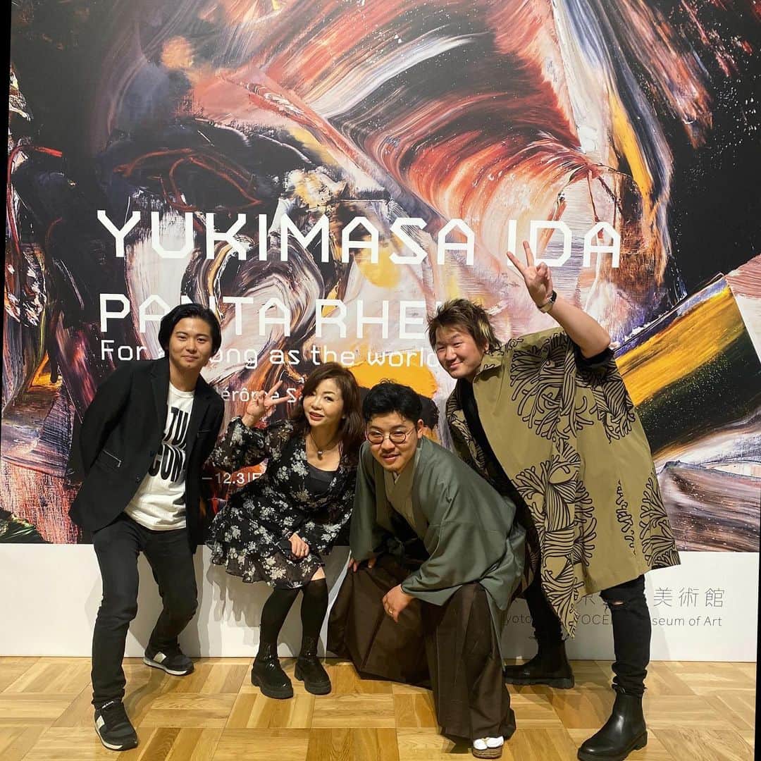 モモコのインスタグラム：「今日から京セラ美術館で始まる井田幸昌展のレセプションに行きました❗️ コロナでしばらく美術館パーティーなかったんで、久々に出席。めちゃ素敵でした💓 ZOZOの前澤さんが宇宙に持っていった絵画が有名ですが、アートの世界にたっぷり浸かれます☺️  大好きな城田優くん❗️ 音声ガイドのナビゲーター、やってはります❗️ 偶然、東京から来てた長男とも会えましたー😊  アメブロに写真多めに載せました📷  【開傕要項】 井田幸昌展「Panta Rhei｜パンタ・レイー 世界が存在する限り」 京都展 会場：京都市京セラ美術館 会期：2023年9月30日（土）～12月3日（日） 公式サイトhttps://ida-2023.jp/  #ハイヒールモモコ #👠 #👠🍑 #CHANEL #シャネラー #グルメ #アメブロ #YouTube #モモコ新聞 #井田幸昌展 #京セラ美術館 #京都 #レセプション #長男 #城田優 くん #音声ガイド #ナビゲーター」