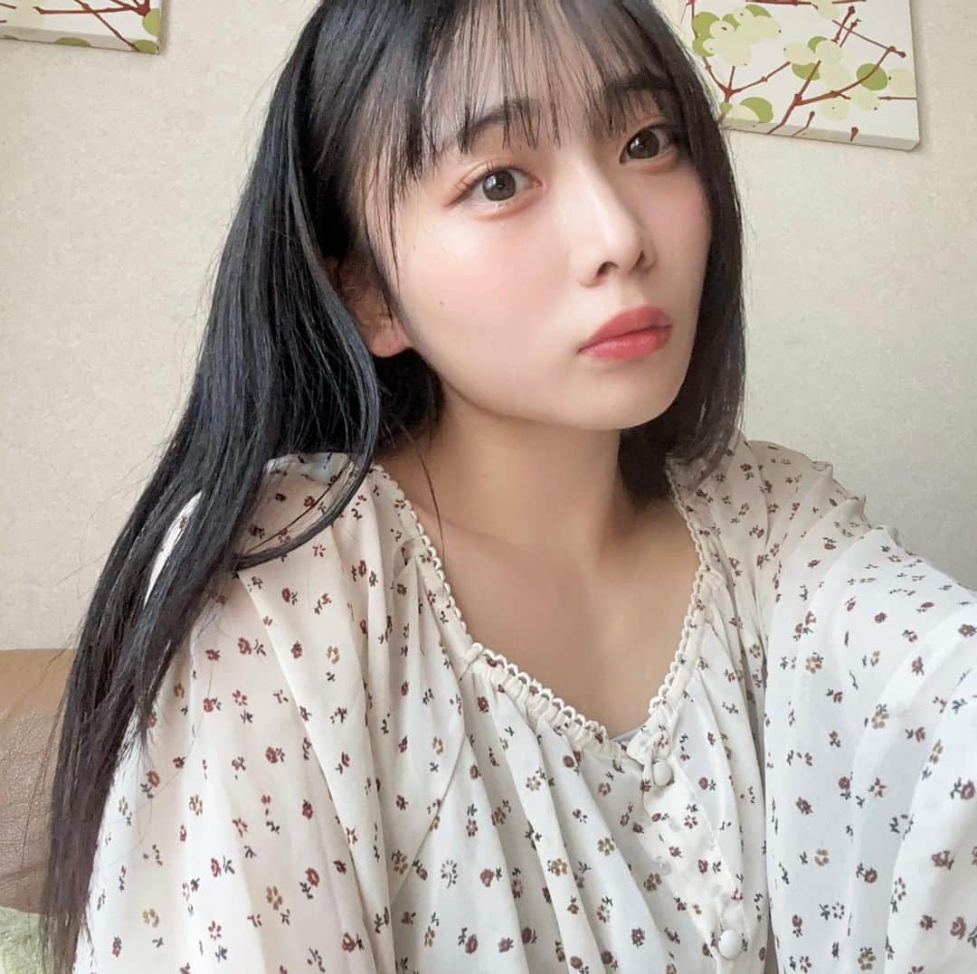 金山奈々絵のインスタグラム：「私いつもルルルンの緑のパック使ってるんだけど、初めてクレンジングバーム使ってみた！ めっちゃちゃんとレビューするね💛 . . ベタベタしなくて、多分毛穴綺麗にしてくれたのかな？肌が明るくなった感じがしたのがよかった！ 次の日もお化粧ノリよかったから、気合い入れたい日の前日とかに使いたいなという感じっ . バームをすくう時にミルクレープみたいにドゥルルルってなって楽しいのと、乾いた状態でバーム付けて、途中で水を足して乳化させるからメイクも落ちやすかったぞう🐘 . ちゃんとおすすめですっ🌸  #クレンジングバーム   #ルルルん  #毛穴ケア  #PR」
