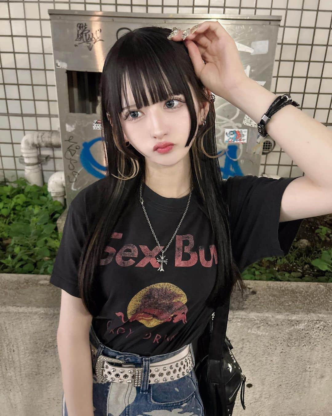 狐波ろんのインスタグラム：「ひっっっさしぶりに古着きちゃー！！！ 高校生の頃よくアメ村に古着買いに行ったのなつかしいまた古着求めて大阪いこーーっと^ ̳- ‧̫ • ̳^☆」