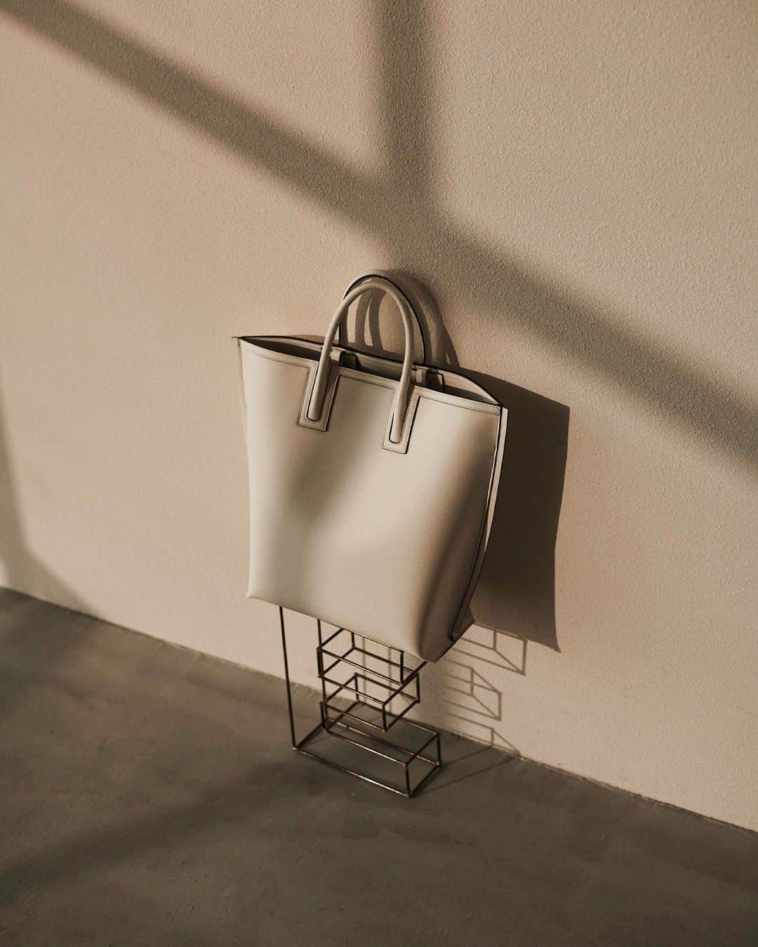 ロペのインスタグラム：「【ÉPOR BASIC COLLECTION 2023AW】 ⁡ 働く女性の通勤バッグを提案する 「ÉPOR(ロペ エポール)」。 第一印象を、ととのった女性に。 デザイン性と多機能で叶えるエレガントな 通勤バッグを豊富に揃えます。 ⁡ J'aDoRe JUN ONLINEでご購入いただけます。 ⁡ ⁡ ⁡ #fashion #Ybag #Wbag #Ree #CONFORT #PacSac #通勤バッグ #ÉPOR #ロペエポール  #美しさととのう  #ととのう #ロペ #ROPÉ #ropejp」