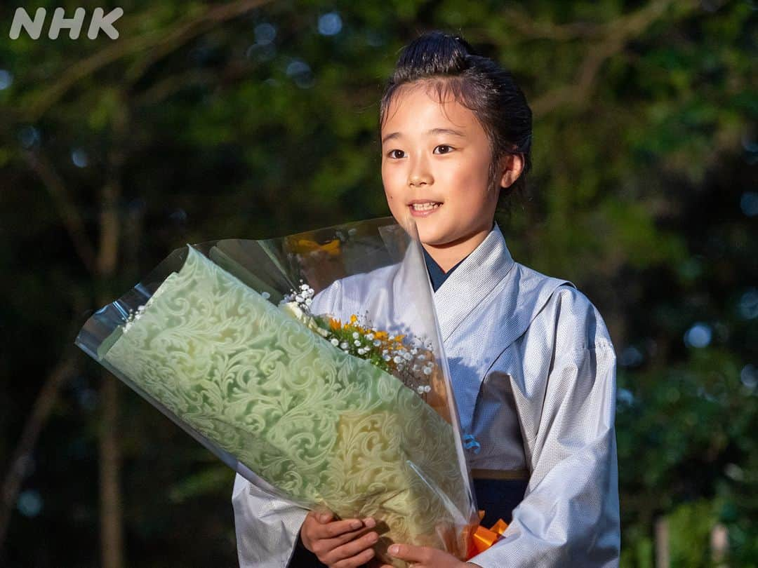 らんまんさんのインスタグラム写真 - (らんまんInstagram)「#らんまん観察日記📸  💐高知のみなさん  生まれ育った高知で、さまざまな方々と出会い成長した万太郎！ そんな万太郎の成長を見届けてくださったみなさんの、クランクアップの様子です✨  そして、万太郎・綾・竹雄の幼少期を演じた、子役のみなさんも🥰  #朝ドラらんまん  #神木隆之介 #松坂慶子 #ディーンフジオカ #寺脇康文 #宮野真守 #中村蒼 #森優理斗 #小林優仁 #南出凌嘉 #高橋真彩」10月1日 12時01分 - asadora_ak_nhk