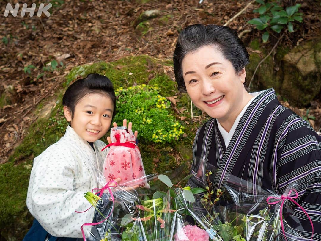 らんまんさんのインスタグラム写真 - (らんまんInstagram)「#らんまん観察日記📸  💐高知のみなさん  生まれ育った高知で、さまざまな方々と出会い成長した万太郎！ そんな万太郎の成長を見届けてくださったみなさんの、クランクアップの様子です✨  そして、万太郎・綾・竹雄の幼少期を演じた、子役のみなさんも🥰  #朝ドラらんまん  #神木隆之介 #松坂慶子 #ディーンフジオカ #寺脇康文 #宮野真守 #中村蒼 #森優理斗 #小林優仁 #南出凌嘉 #高橋真彩」10月1日 12時01分 - asadora_ak_nhk