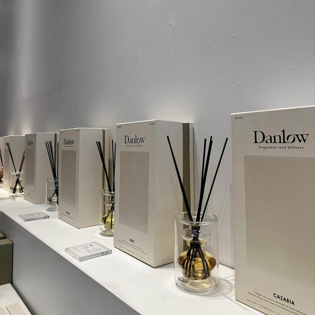 上原歩さんのインスタグラム写真 - (上原歩Instagram)「🐚🕊️🥚 Danlow 23’’Exhibition’'  ダンロウから新しい香りがリリース さらに、既存のディフューザーシリーズがさらにコンパクトにディスプレイできる仕様のキャップも発売して様々なスペースでダンロウの香りが楽しめるようになりました🤍  私はTHE DAN が大好き GARTNもおすすめです✨  ________________________________________  #love #life #loveislove #danlow #candle #diffuser #sumer #ダンロウ」9月30日 20時08分 - ayumiuehara