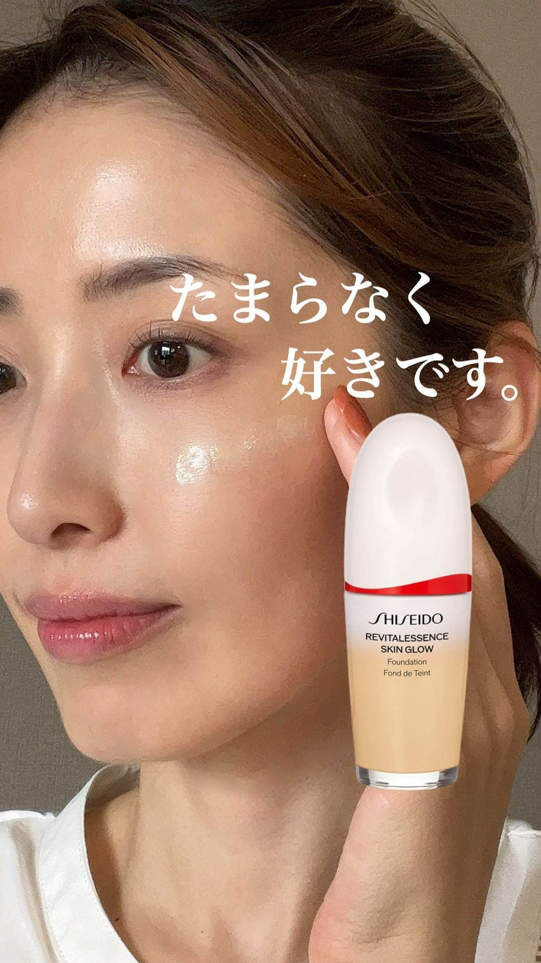 Ayanaのインスタグラム：「⁡ ⁡ \大バズり中！/ 私も気になってた美容液ファンデ。 ⁡ ☑︎SHISEIDO エッセンス スキングロウ ファンデーション @shiseido_japan ⁡ ⁡ ファンデーションなのに、スキンケアをしたような内側からのうるおいで満たされる仕上がりがめちゃくちゃ良い！ 伸びはもちろん良くて、すごくみずみずしいのにさっぱり過ぎない絶妙なテクスチャー。 ライトなつけ心地でこれは沼るぞ…と使った瞬間に思いました🥺 本当に肌そのものがうるおって見えるし、みずみずしいツヤが夕方まで続くファンデーション。 素肌感底上げ仕上がり、ナチュラル派が好みな私は本当にヒットアイテム。 ⁡ ⁡ 「ファンデーションをつけている時間をスキンケアの時間に変える」と言われる程、本当に美容液に近いです。 ⁡ ★資生堂独自エンベロップ処方技術で美容成分が肌へ先に届く美容液処方 ★ ケフィア発酵エキスGLとナイアシンアミドなどの美容成分配合 ⁡ ⁡ などと言われていて、、 とにかくすごい。 お肌に良いことばかりなファンデーションってすごい。 使いたいとかなり興味をそそられる素晴らしさ👏 ⁡ ⁡ 今大バズり中だけども、私みたいにナチュラル派さん、とにかくツヤ感大好き！な方是非是非使ってみて下さい❤️ ⁡ ⁡ ⁡ ⁡ #PR #資生堂 #シセイドウ #SHISEIDO #エッセンススキングロウファンデーション #コスメ #化粧品 #instabeauty #美容 #化妆品 #instabeauty #美容垢 #コスメ垢 #コスメレポ #コスメレビュー #ツヤ肌 #美容液ファンデーション #メイク動画 #ベースメイク #ベースメイク動画」