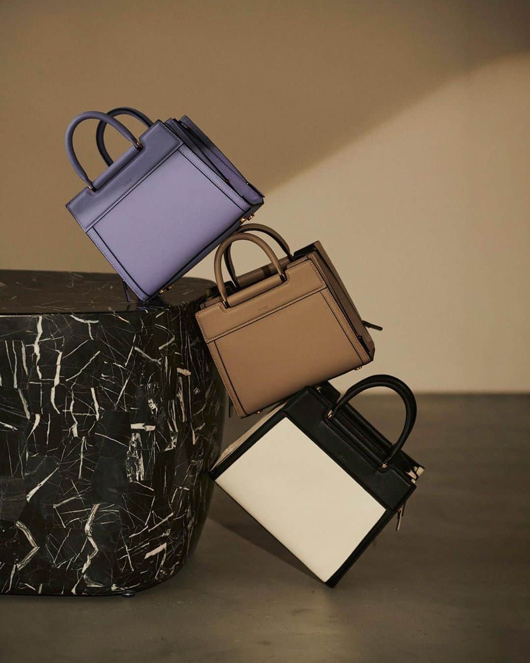 ロペのインスタグラム：「【ÉPOR BASIC COLLECTION 2023AW】 ⁡ 働く女性の通勤バッグを提案する 「ÉPOR(ロペ エポール)」。 第一印象を、ととのった女性に。 デザイン性と多機能で叶えるエレガントな 通勤バッグを豊富に揃えます。 ⁡ J'aDoRe JUN ONLINEでご購入いただけます。 ⁡ ⁡ ⁡ #fashion #Ybag #Wbag #Ree #CONFORT #PacSac #通勤バッグ #ÉPOR #ロペエポール  #美しさととのう  #ととのう #ロペ #ROPÉ #ropejp」
