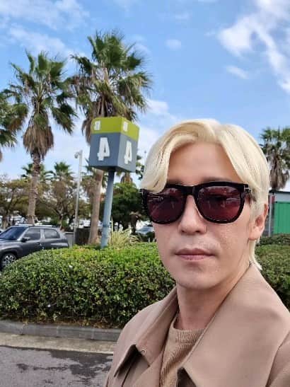 オム・ギジュンのインスタグラム：「작년 제주도에서~ 오늘도 7인 화이팅~~!!!!」