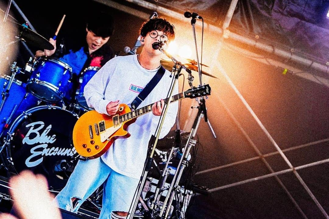 BLUE ENCOUNTさんのインスタグラム写真 - (BLUE ENCOUNTInstagram)「. 2023.09.30  『ASO ROCK FESTIVAL FIRE 2023』 @ 熊本県野外劇場 アスペクタ  Guest Bassist / 猪野進一さん(IRabBits) @shinichi.ino   📸@akaikai_69」9月30日 20時11分 - blueencount_official