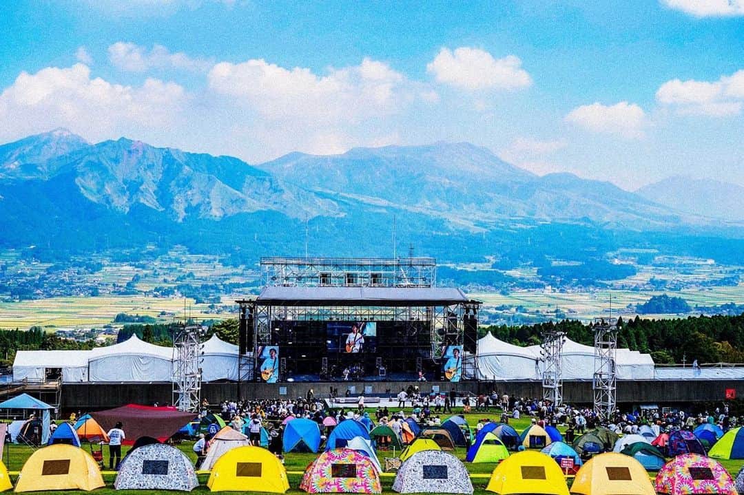 BLUE ENCOUNTのインスタグラム：「. 2023.09.30  『ASO ROCK FESTIVAL FIRE 2023』 @ 熊本県野外劇場 アスペクタ  Guest Bassist / 猪野進一さん(IRabBits) @shinichi.ino   📸@akaikai_69」