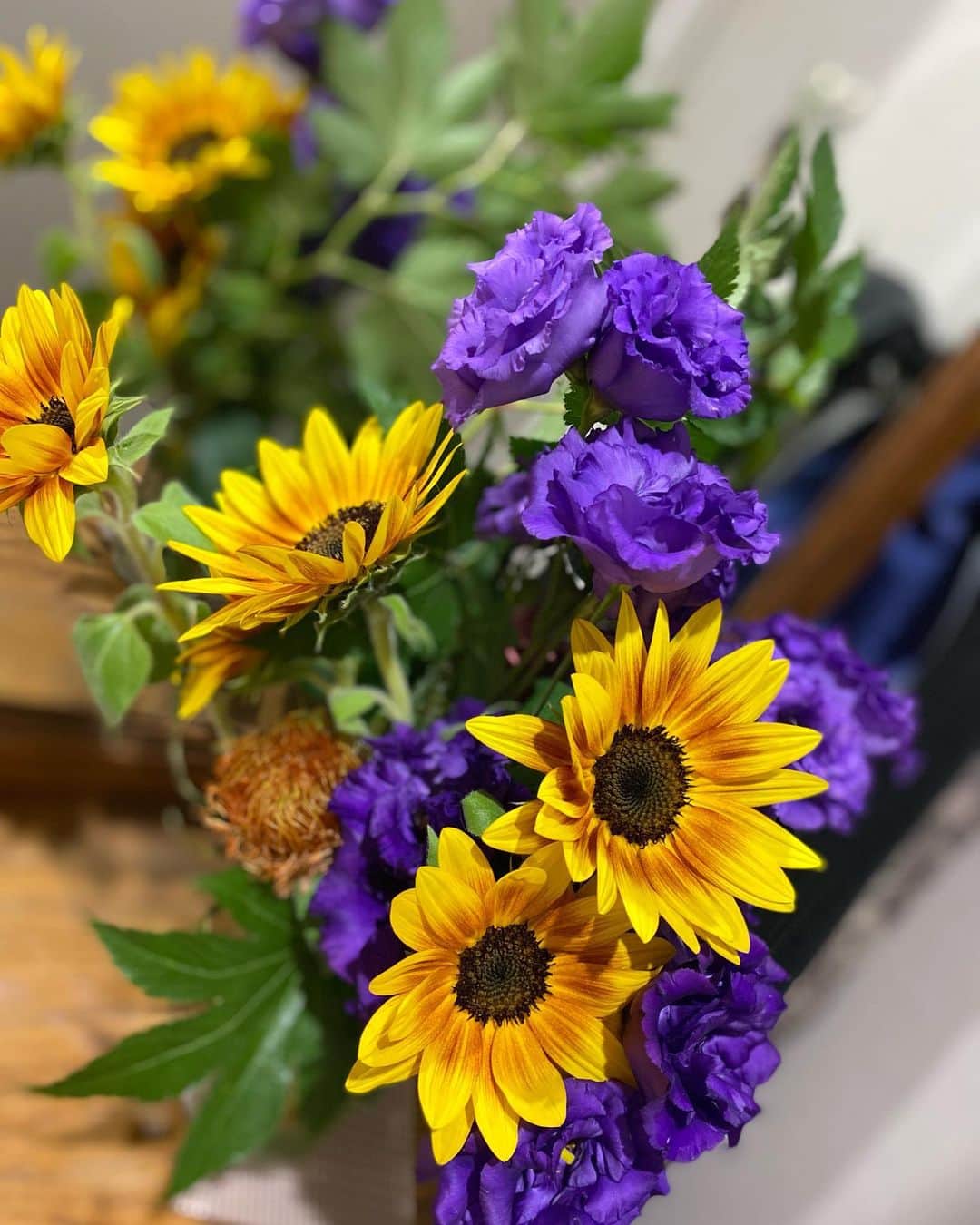 湯浅美和子のインスタグラム：「お花をいただきましたpart.1🌻 グラデーションが美しいひまわりさん！ 夏が秋に寄り添っているようで素敵✨✨  @我が家の玄関😆😆😆  #ひまわり  #夏 #秋 #綺麗」