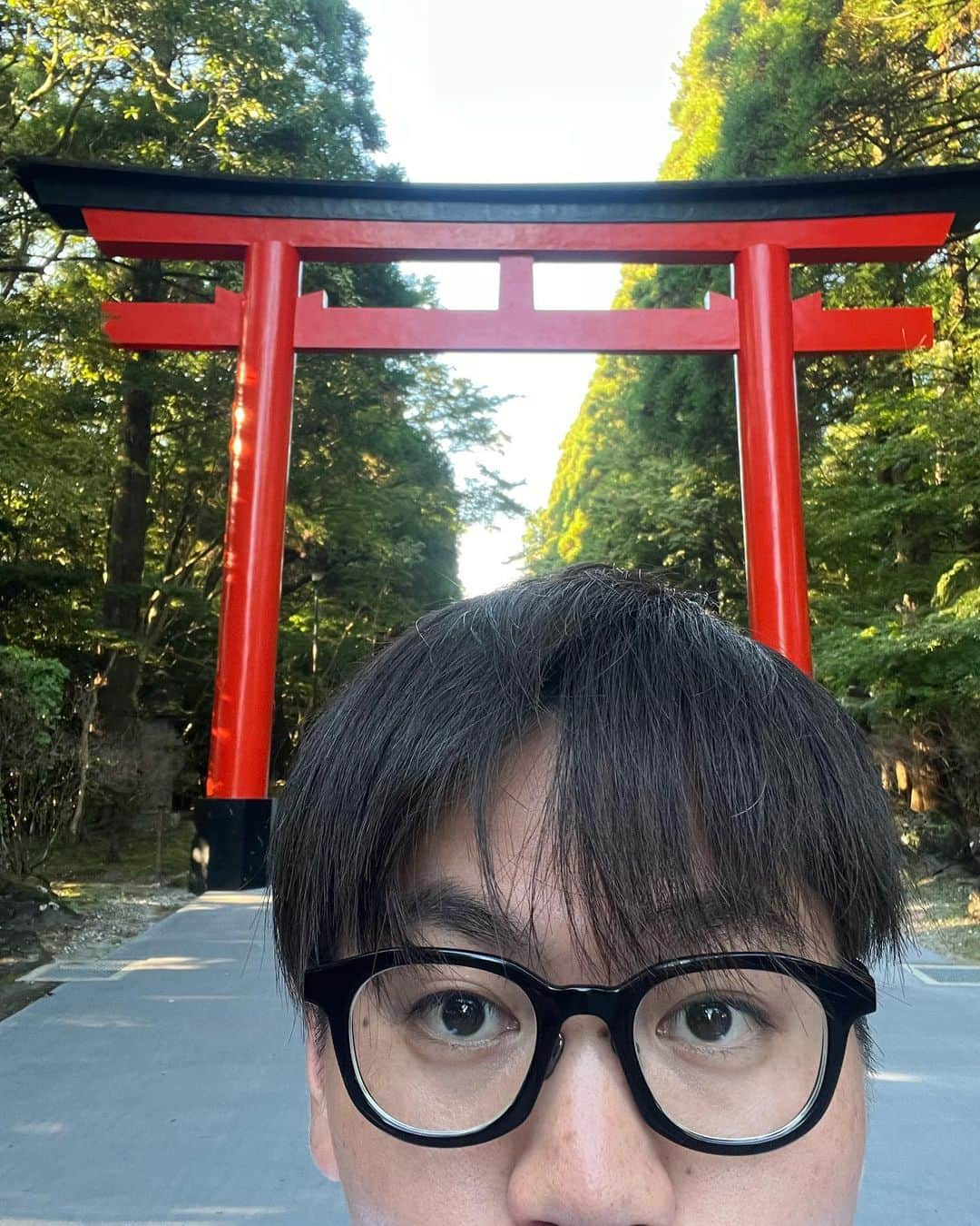 たけるのインスタグラム：「【最近の参拝歴】 霧島神宮　鹿児島県霧島市  瓊瓊杵尊（ににぎのみこと）が祀られてる神社  鳥居は新しくなったのか綺麗な赤 ムックぐらい赤い ムックレッド 社殿も朱色といろんな彫り物に色がついてて素晴らしい スプラトゥーンぐらい色がある スプラトゥーンカラフル 国宝らしいよ 朱色と綺麗な色合いから西の日光って言われてるらしいよ 日光東照宮ぐらい煌びやかって意味だね すんばらしい 霧島神宮は場所を3回も変えてるんだって 引っ越し多いね ベートーベンぐらい引っ越すね ベートーベンは生涯で79回らしいよ 生涯の引越しの回数じゃないね 生涯のお酢でむせる回数だね 元々あったのは高千穂峰 ここは次更新するよ すごかったよ 色んな意味ですごかったよ 錦糸町のすごいを全部集めてギュッとしたぐらいすごかったよ 錦糸町のすごいを全部集めてギュッとしたぐらいすごかったよ？ まぁ見ておくれ 鳥居カッケェ。。。。  #東京ホテイソン #たける #神社 #グレープカンパニー #備中神楽 #霧島神宮 #高千穂峰 #鹿児島 #瓊瓊杵尊 #パワースポット #鳥居カッケェ」