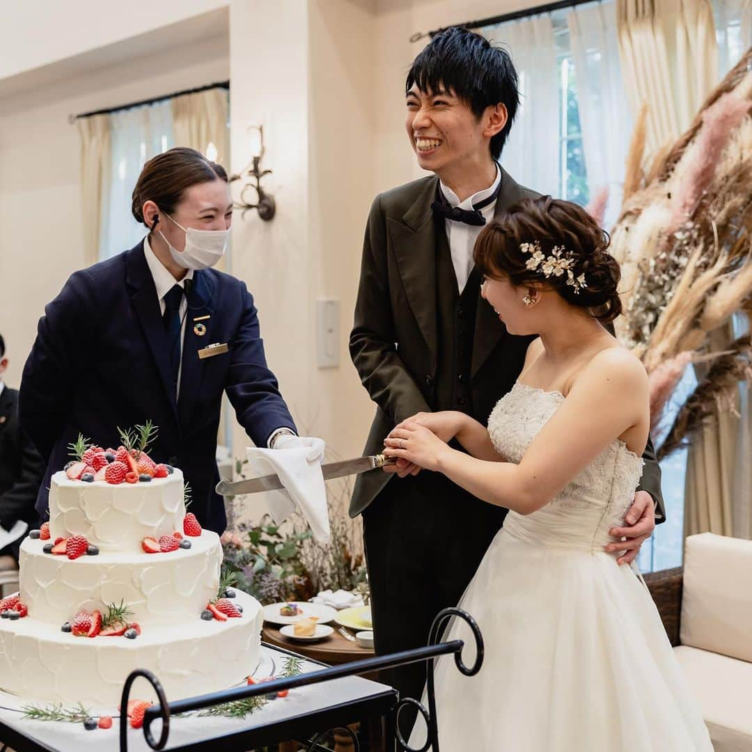 ヴィラデマリアージュ越谷レイクタウンweddingさんのインスタグラム写真 - (ヴィラデマリアージュ越谷レイクタウンweddingInstagram)「・  メートル・ドテルとはレストランや パーティー会場の「おもてなしの番人」  心から相手を思いやる行動、 夢と感動を与えられる行動を意識し チームでおもてなしをさせて頂きます。  ---  #ブライダルフェア も実施中！ 10月のご予約も受付しております。 詳しくはHPにて☟ @villas_des_mariages_koshigaya   その他お問い合わせは TEL：048-961-4122 またはDMにてご連絡お待ちしております  －－－  #ヴィラデマリアージュ  #ヴィラデマリアージュ越谷レイクタウン  #越谷結婚式  #越谷結婚式場」9月30日 20時12分 - villas_des_mariages_koshigaya