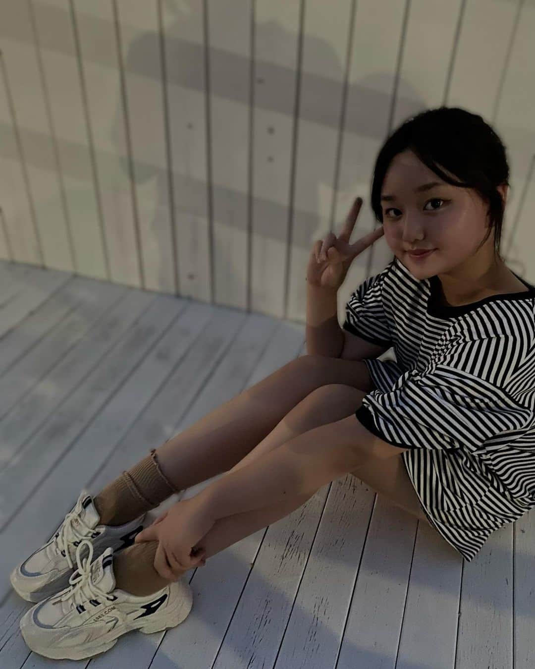 森本あやかのインスタグラム：「ファッションやメイクに興味を持ち始めた娘👋  最近は娘もネット探して コレ欲しい〜って言ってくる😧  このスニーカーもお気に入りだそう🤍  商品🆔 15844190 クーポンコード→ 【23FWJP88】 9/30まで、お買い上げ金額1～5,999円までは15%OFF、6000円以上は20%OFFになります。  @sheinofficial  @shein_japan   #shein #sheinコーデ」