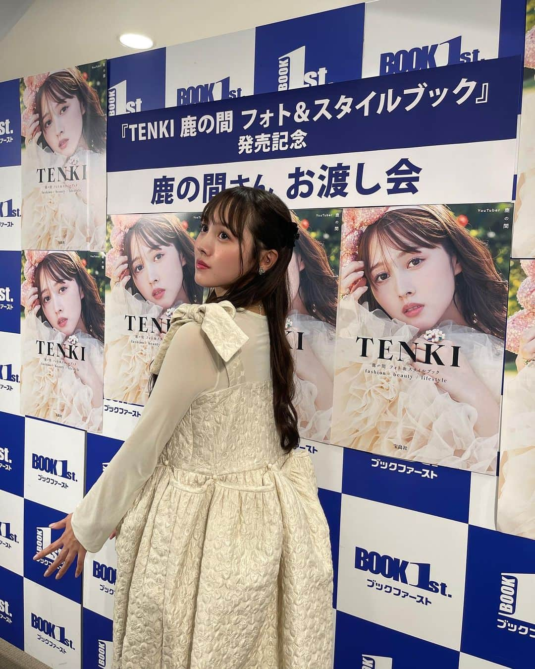 鹿の間さんのインスタグラム写真 - (鹿の間Instagram)「🩶 ⋱TENKIお渡し会⋰ 📚  お渡し会無事終了しました☀︎ 短い時間でしたがお話ししたり写真撮ったり、動画で一緒に挨拶したりなどなどとっても幸せな時間でした。今も余韻に浸ってます( ⌯'֊'⌯)‬♡  そして本日9月30日は鹿の間の〝5周年記念日〟でした🍰（5歳👶🏻）お手紙やプレゼントも盛り盛りで帰ってみるのが楽しみです。  ‘ 無加工でも可愛くなる ’ なんて軽い気持ちで始めたYouTubeも今ではこんなに沢山の方が見てくださり、私が誰かの原動力になれているのが本当に夢みたいです。自分の最上級の可愛いに到達するまで鹿の間は存在し続けるのでこれからも美の戦友として一緒に頑張っていきましょう🔥  みんなと直接会えてモチベ爆上がりです⤴︎もっと沢山の地域に足を運べるように会いに行けるように！大きくなります⋆͛♡⋆͛  長くなりましたがTENKIを手に取ってくださった皆さま本当にありがとうございます☀︎販売店舗も増えているので是非探してみてください🔍  #TENKI25th #ブックファースト新宿店」9月30日 20時23分 - rhodon41