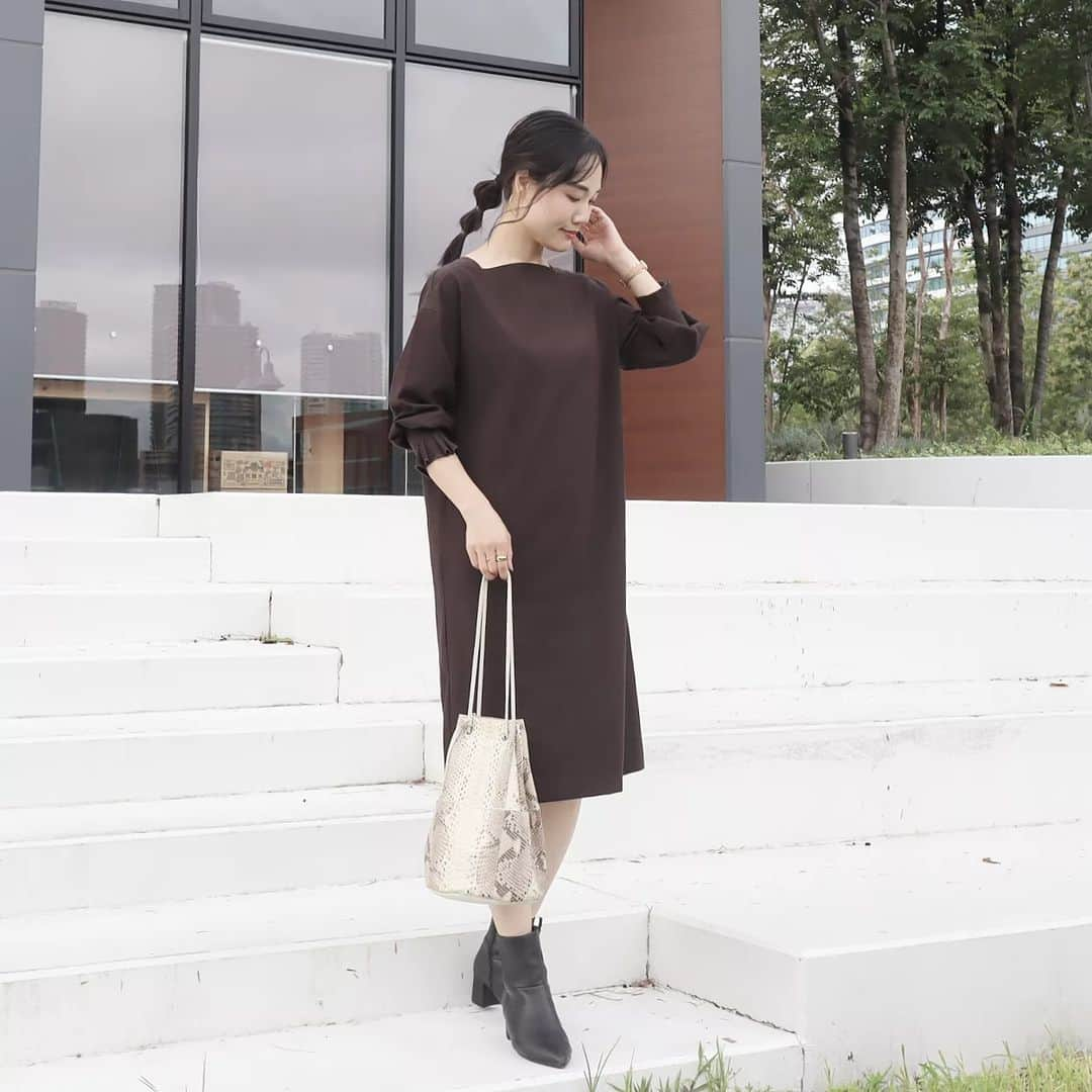 Eri Satoのインスタグラム：「【brown×blackコーデ】 · onepiece: @edist.closet shoes: @fitfit_official_  bag: @marco.masi.milano · ファッションレンタルサービスの @edist.closet  タックスリーブブラウンワンピース Mサイズを着てます！ その名の通り、袖口のタックがポイント✨ ストレッチが効いてて着やすいのに、 シワになりにくいし、 キレイめに着られるよ！ このコーデで先日、 親友たちとお寿司食べてきた🤭🍣✨ · 今ならこのワンピをはじめ、 秋にピッタリなアイテムを 初月無料でレンタルできるそう！ クーポンコードでさらに¥1,000分のポイントももらえちゃうよ💞 · 👉クーポンコード ig23satoeri626 ☑︎クーポンコードの入力で ご入会者様にエディクロポイント1000ptプレゼント クーポンコードの有効期限は 2023年12月31日まで☺️お早めに💓 · · #PR #edistcloset #エディストクローゼット #edistclosetコーデ #高身長コーデ#ママコーデ#カジュアル #ファッション#コーディネート#プチプラ#プチプラコーデ#秋コーデ#ワンピースコーデ#mamagirl#locari#partegram#きれいめカジュアル#お洒落さんと繋がりたい」