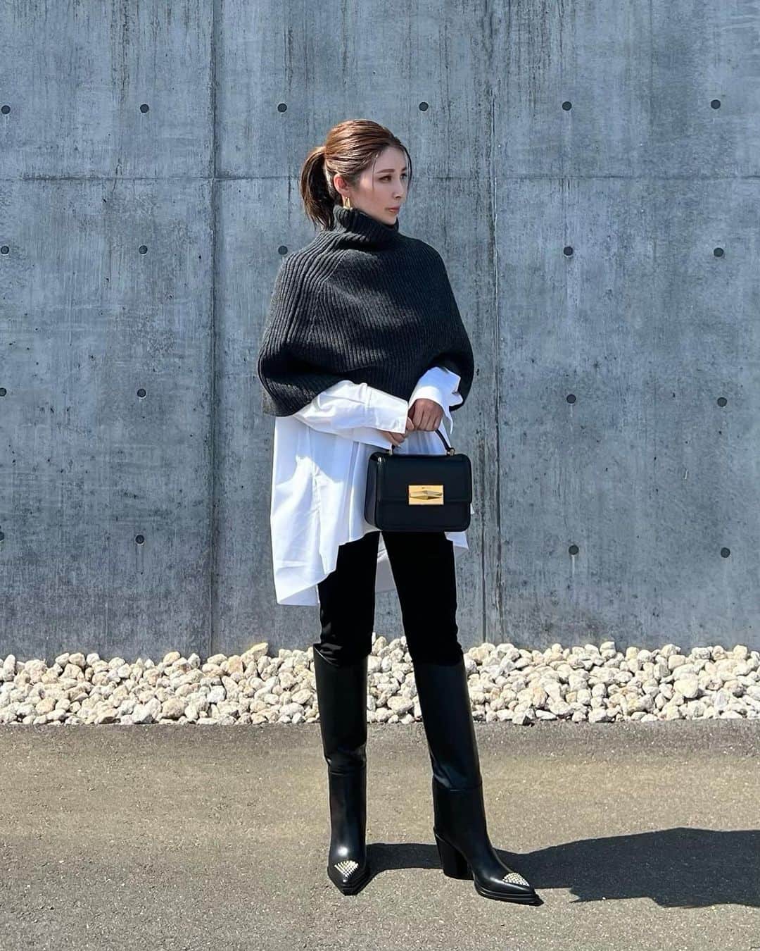 mi01ki24のインスタグラム：「@jimmychoo  今月のVERYの表紙にも掲載されてた 新作のダイヤモンドシリーズ👜👢✨  フォルムの美しさにとにかくうっとり🤤 ゴールドメタルやスタッズが可愛すぎる🖤 この秋冬ますますコーデが楽しくなりそう🫶  #PR  #JimmyChoo  #ジミーチュウ」