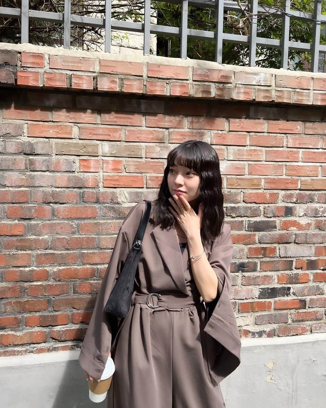 のインスタグラム：「これからの季節に大活躍のジャンプスーツ🍂🤎 しかも袖にボタンが付いててポンチョみたいになるのがほんとに可愛いの🥰 @happyjohn_official」