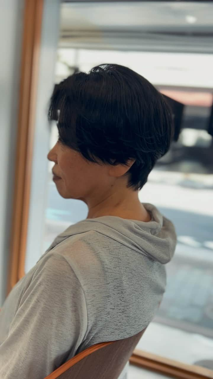 阿藤俊也のインスタグラム：「大人ナチュラルなハンサムショート✂︎  髪質を生かしてハンドブロー仕上げ🙆  ※好きな雰囲気のスタイルのお写真あれば ぜひ持参ください！！ 好みが伝わりやすいので、ありがたいです☺️  ◆イメージ変えたいけど、似合うか心配😥 ◆いつもどこか似合ってない気がする😥 ◆自分に似合う髪型がわからない😥 ◆自分でうまくセット出来ない😥 ◆とにかく良い感じになりたい😥  どんなお悩みでもご相談ください☺️ どんな状態からでも、素敵にします✨✨ 年齢も問わず、どなたでも  【⚠️ご予約について⚠️】 ↓↓↓↓↓↓↓↓↓↓↓↓↓ ホーム画面URLからへ 簡単にご予約可能です😊 予約がよくわからない場合は、 お電話にて確認お願い致します🤲🤲  #ショート#ショートボブ#ショートへア#ヘアスタイル#ハンサムショート#2ブロック#大人へア#クセ毛#ショートカット#くびれヘア #レイヤーカット#前下がりボブ#刈り上げ #前下がりショート#クセ毛ショート #レイヤーボブ#清澄白河#清澄白河美容室#阿藤俊也」