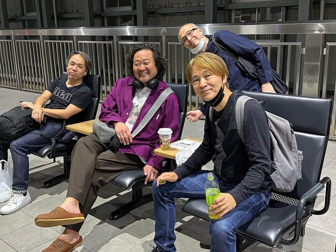 葉加瀬太郎のインスタグラム：「葉加瀬太郎コンサートツアー2023 THE SHOW TIME 富山公演にいらして下さった皆さま、満員御礼㊗️ありがとうございました。 ハカセンス、凄かった〜 今回のツアーで一番ハカセンス率が高かったんじゃない？ 博士ちゃんの最後のジャンプも最高でした〜 一緒に盛り上がって楽しかったね！ 富山ブラックより濃いエールいかがでしたか。  THE SHOW TIMEシスターズも弾けてくれました！  僕たちは明日のために長野に向かいます。 明日は長野キッセイ文化ホールでお待ちしていま〜す👋  #葉加瀬太郎 #葉加瀬太郎コンサートツアー2023 #THE SHOW TIME #富山」