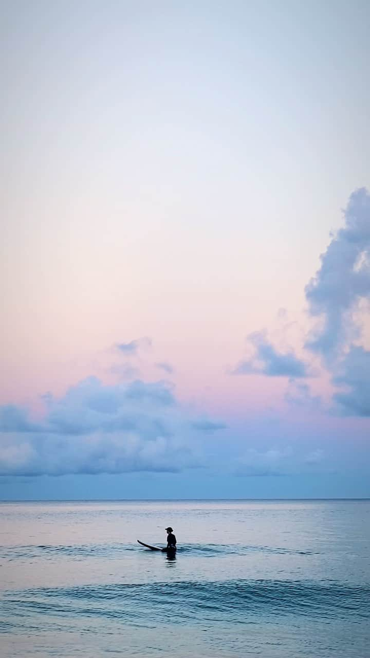 奥家沙枝子のインスタグラム：「just wait…🌊  夕方の白浜海岸✨ 波待ちしてると空がピンクになっていく💕 美しい海と空に包まれて🏄‍♀️  素敵なシーンを録ってくれてありがとう！ @akeyf_1l   #summer #sunny #beautiful #weekend #ocean #beach #goodday #chill #vacay #summergirl #swim #夏 #海 #vacation #travel #life #memories #lifegoal #outdoor #夏休み #surf #surfgirl #surfing #reelitfeelit #reelsinstagram」